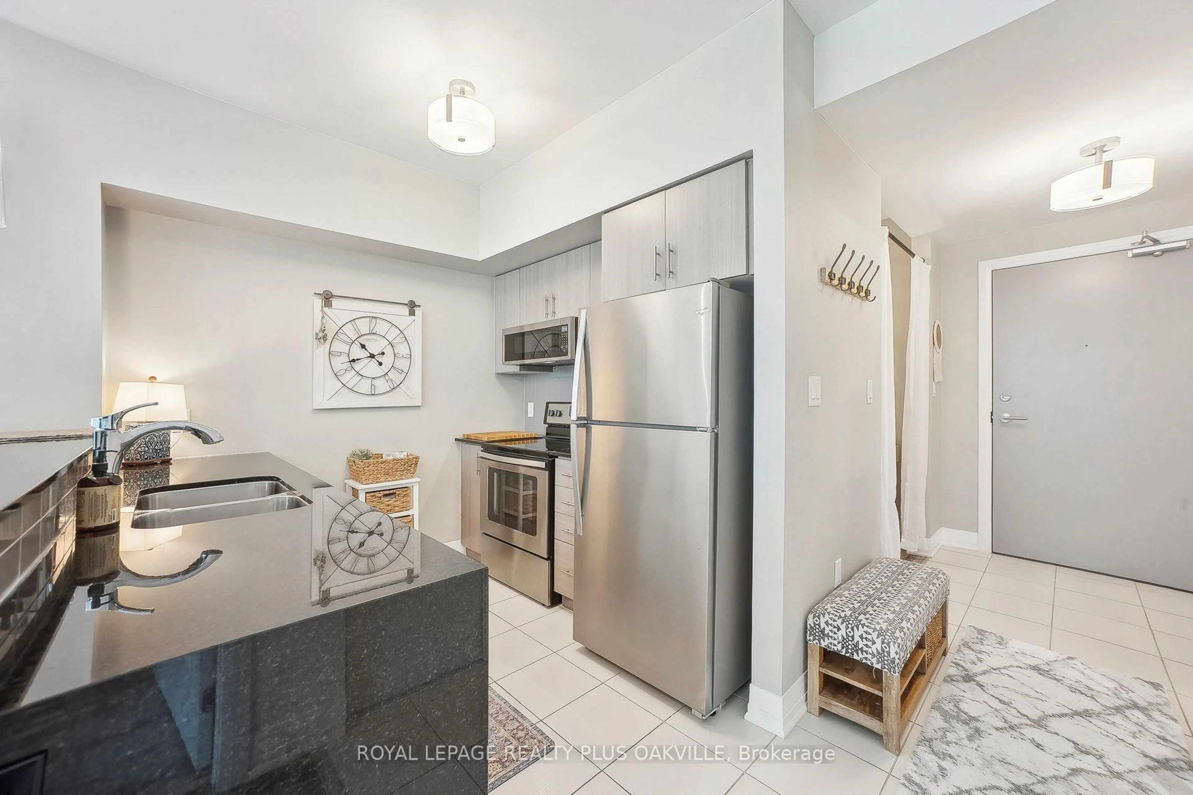 Standard kitchen, unknown for 10 Concord Pl #412, Grimsby Ontario L3M 0G6