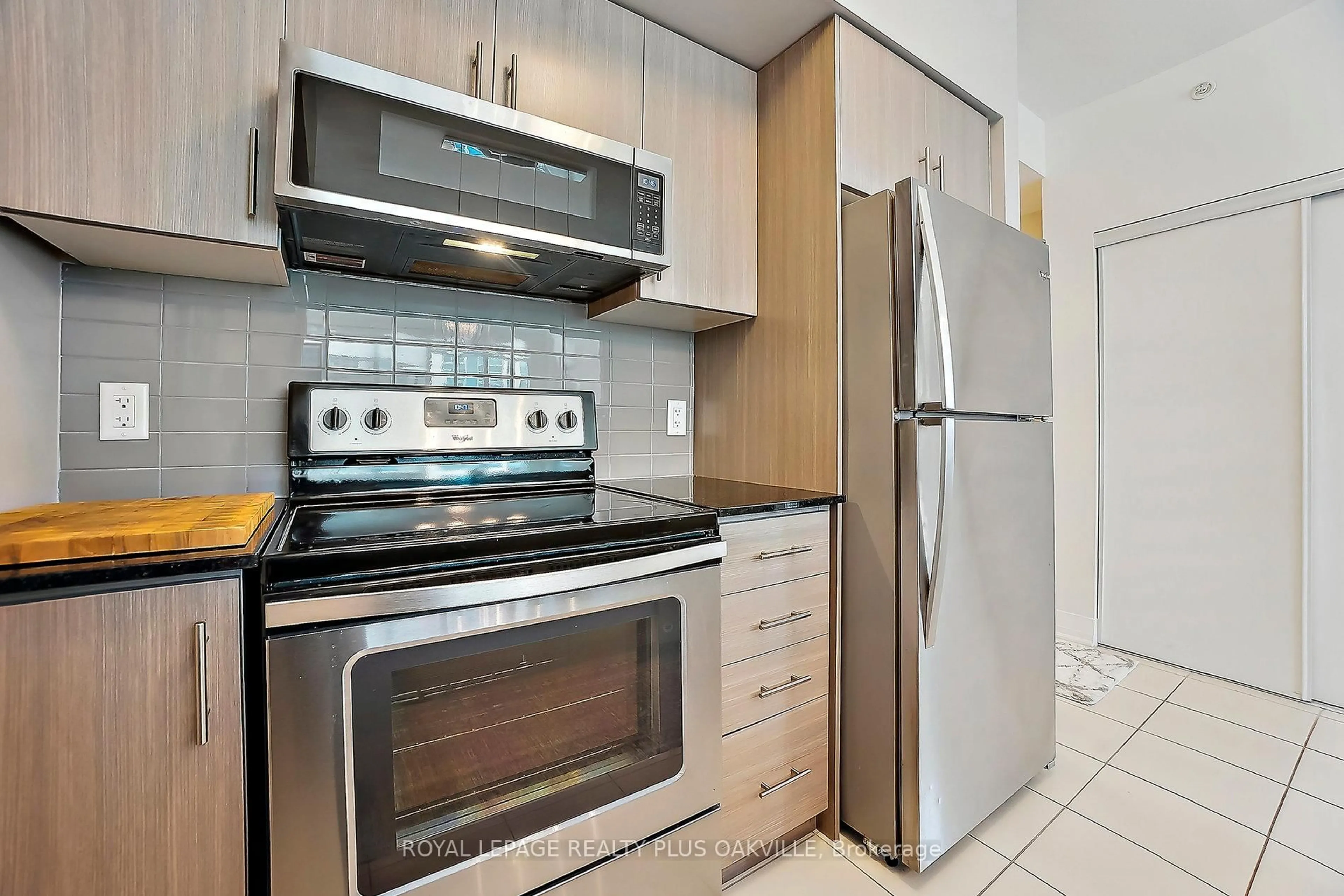 Standard kitchen, ceramic/tile floor for 10 Concord Pl #412, Grimsby Ontario L3M 0G6