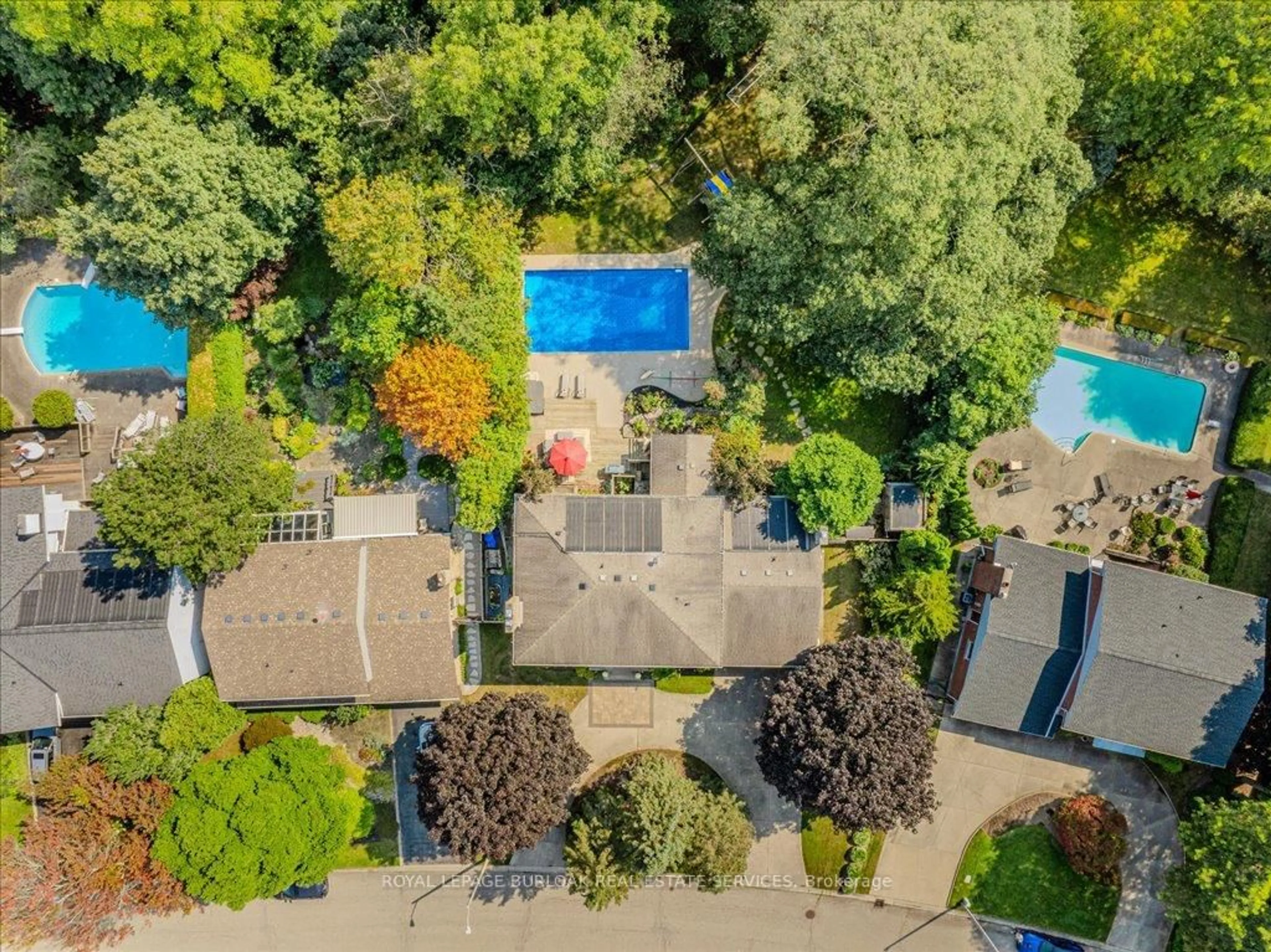 A pic from outside/outdoor area/front of a property/back of a property/a pic from drone, unknown for 11 Robinhood Dr, Hamilton Ontario L9H 4G2