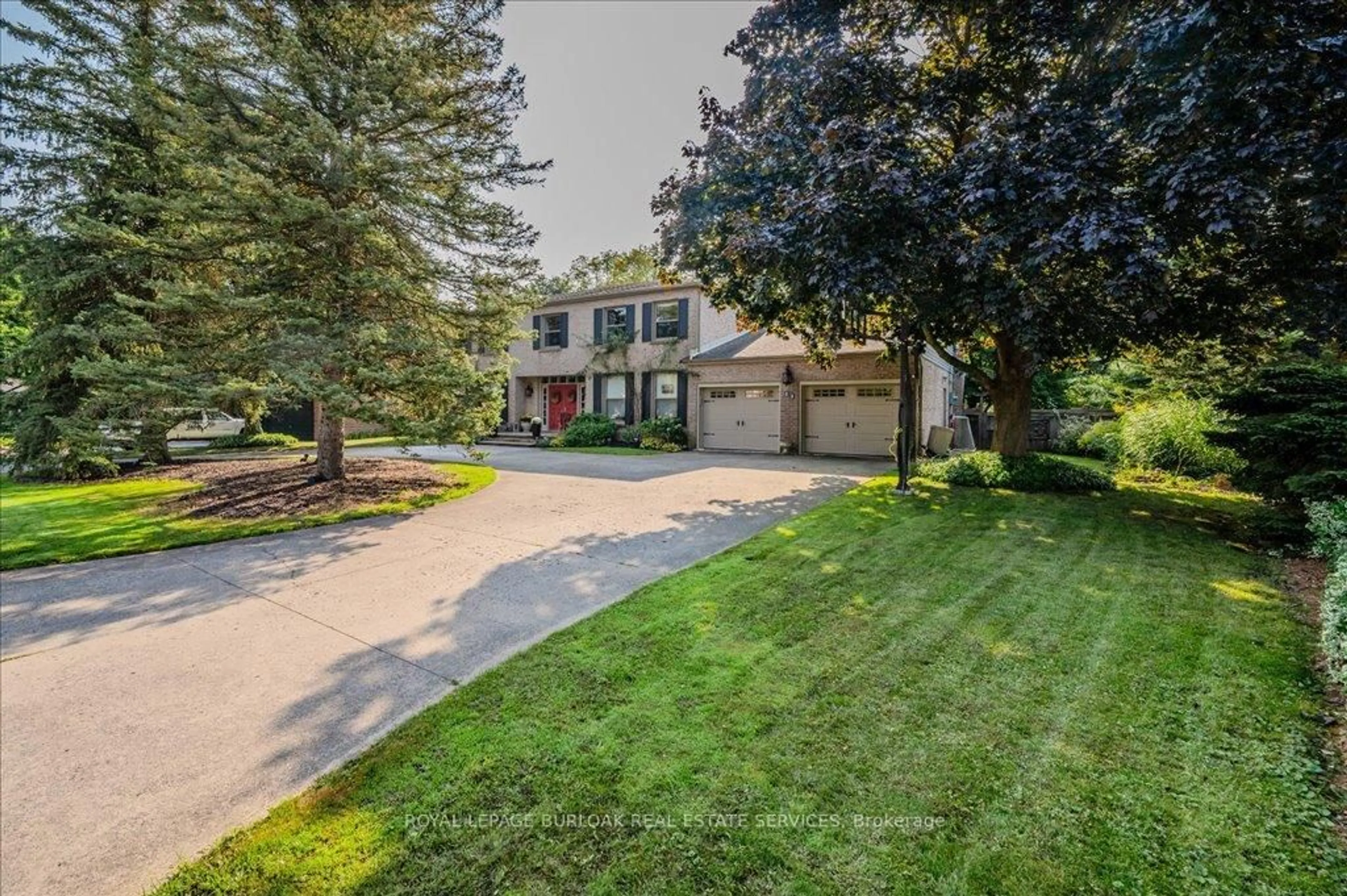 A pic from outside/outdoor area/front of a property/back of a property/a pic from drone, street for 11 Robinhood Dr, Hamilton Ontario L9H 4G2