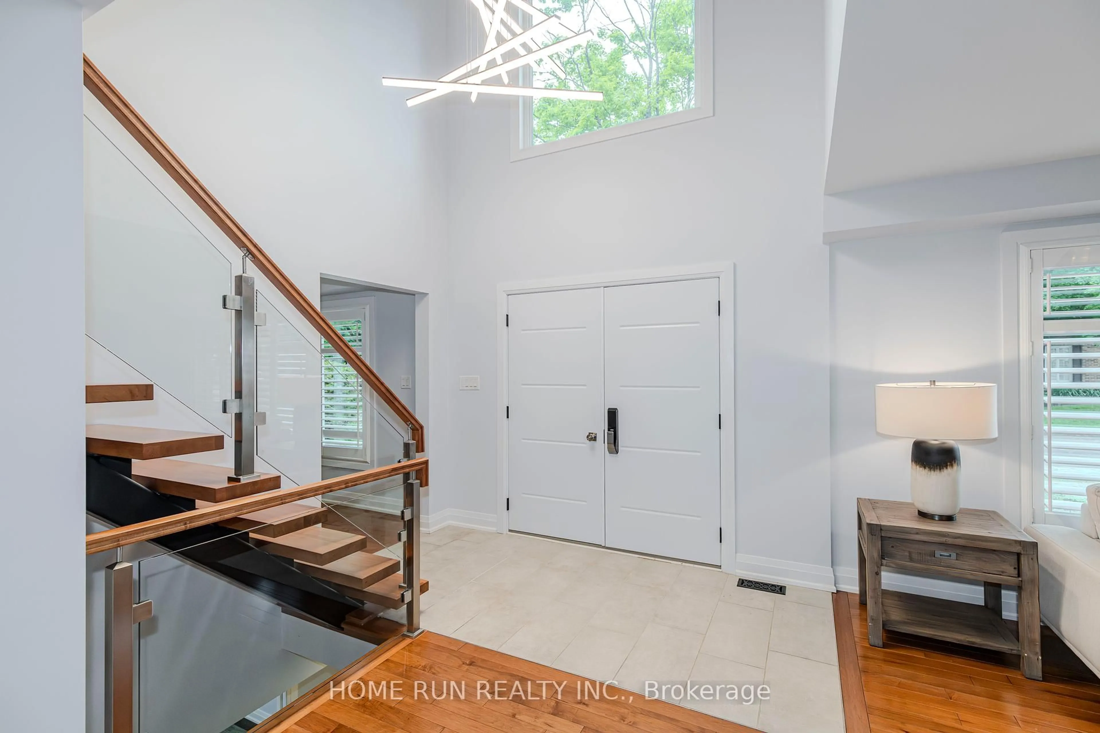 Indoor foyer for 276 Crocus Ave, Ottawa Ontario K1H 6E9