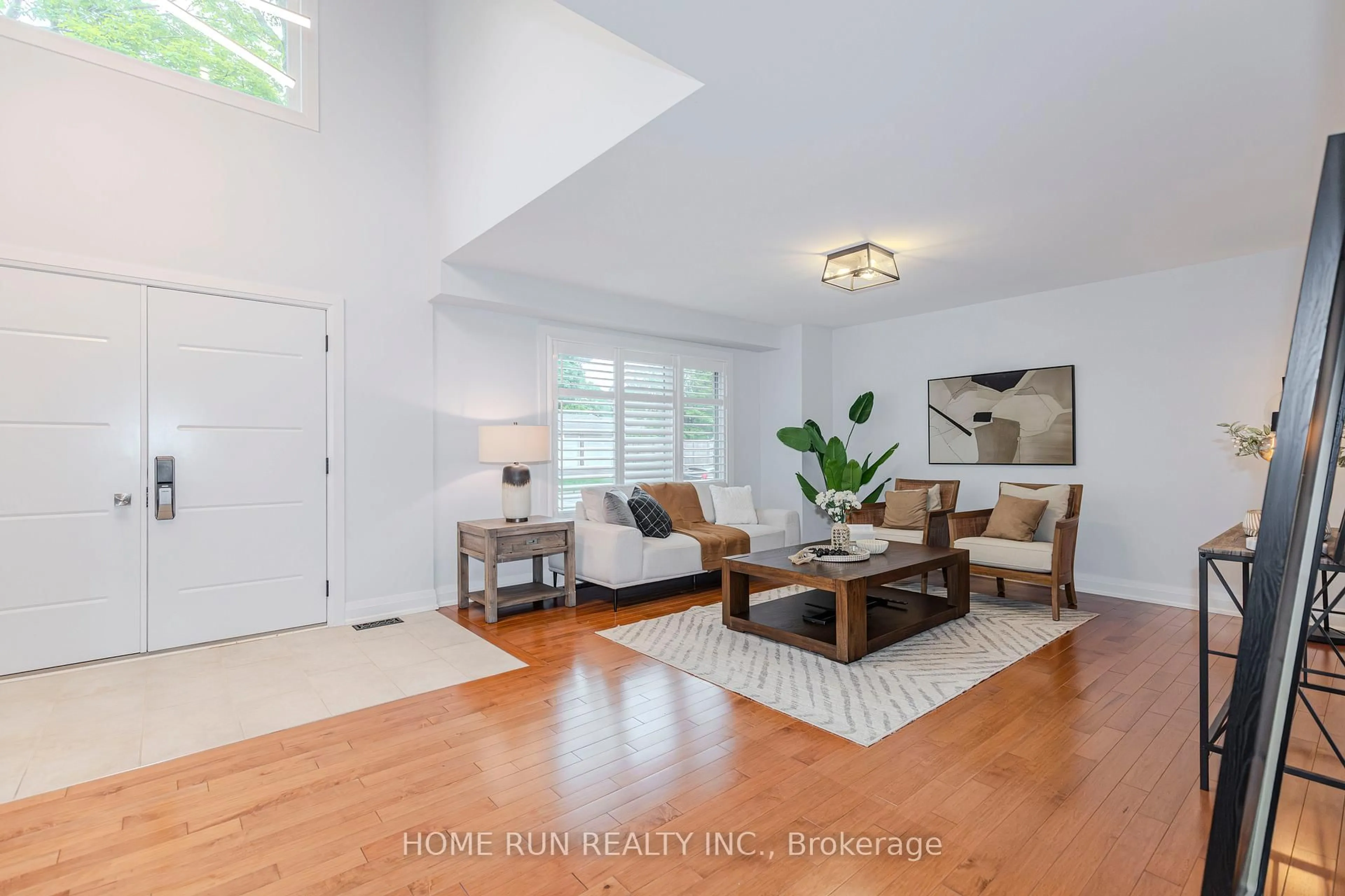 Indoor entryway for 276 Crocus Ave, Ottawa Ontario K1H 6E9