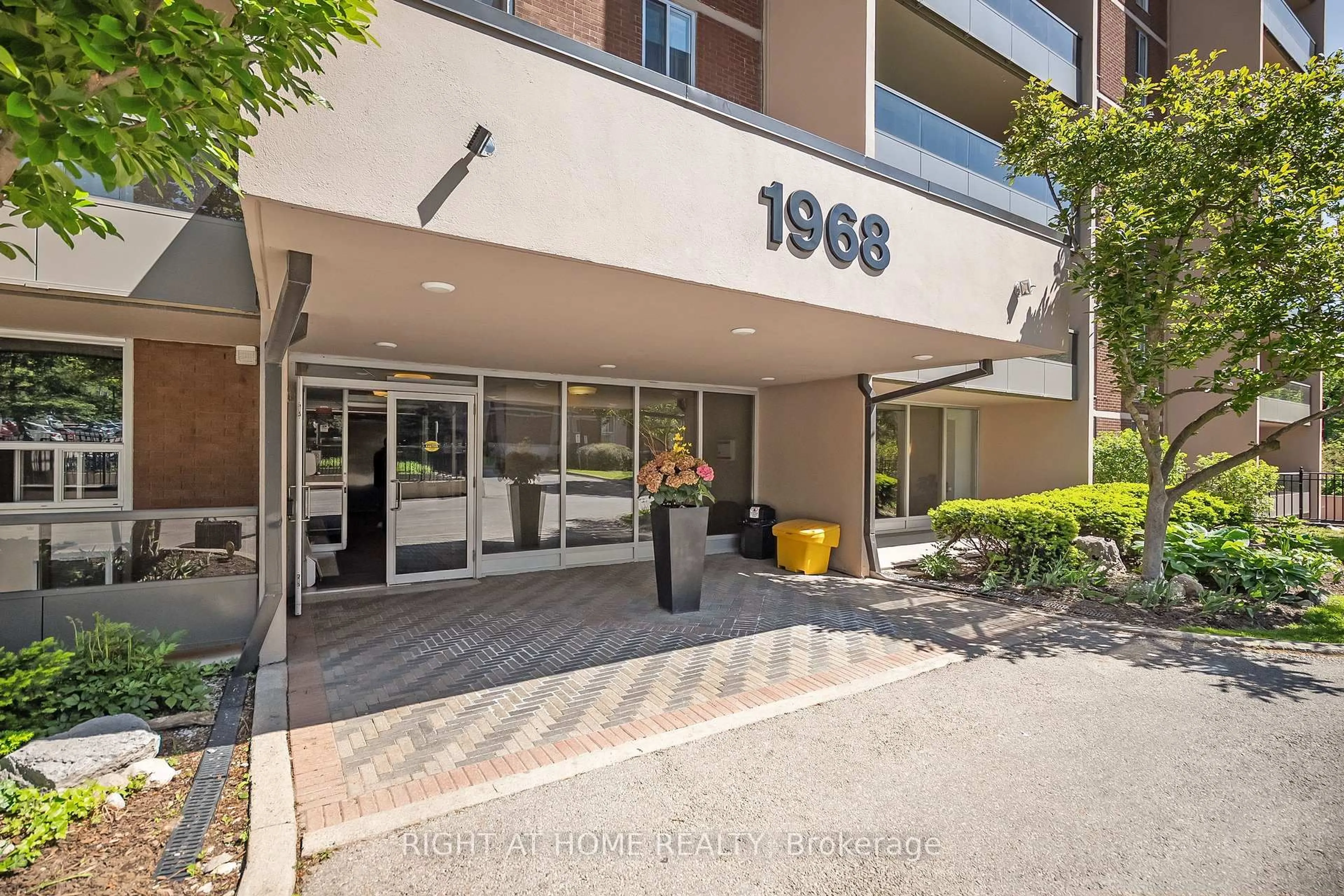 Indoor foyer for 1968 Main St #1004, Hamilton Ontario L8S 1J7