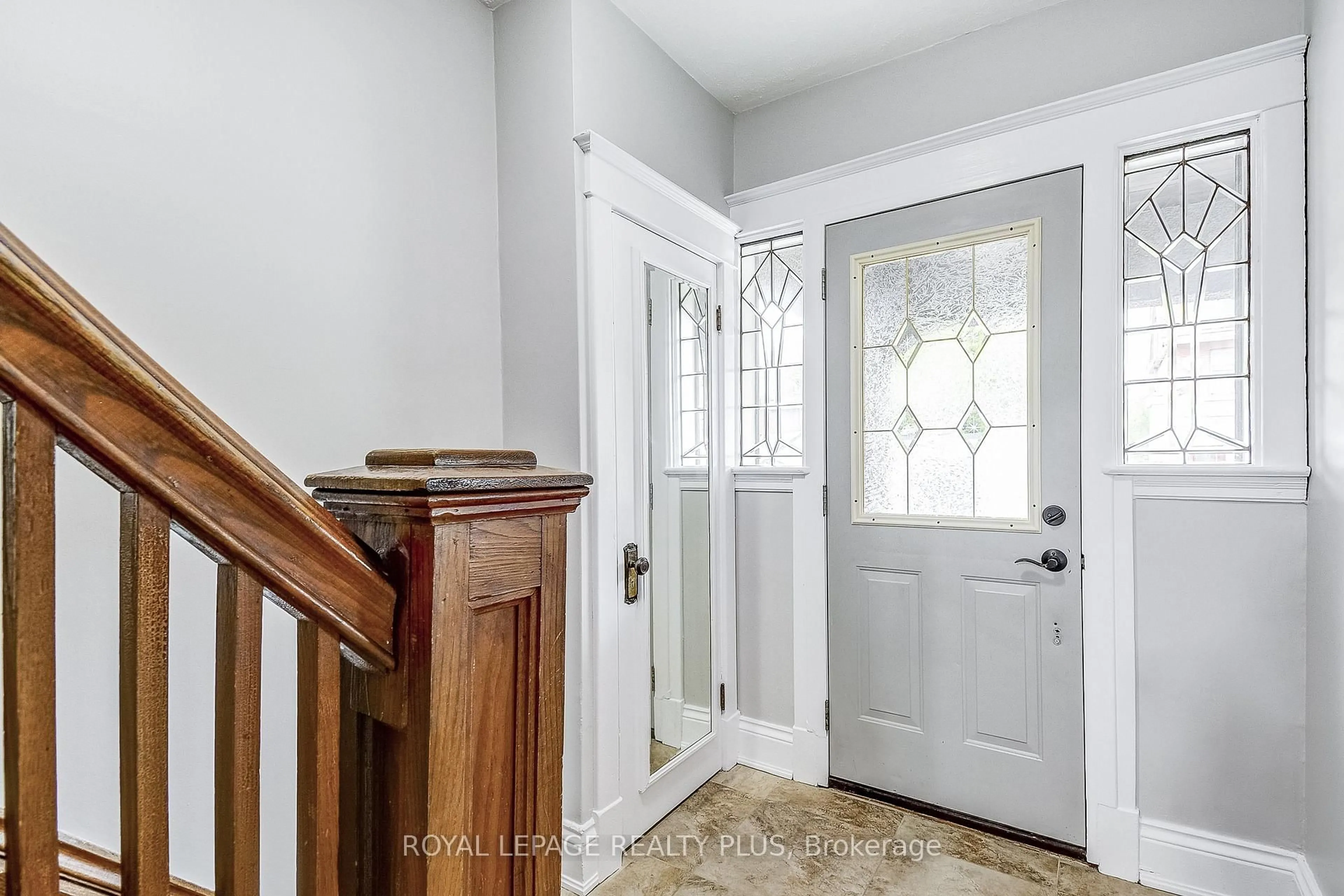Indoor entryway for 108 Stinson St, Hamilton Ontario L8N 1S5