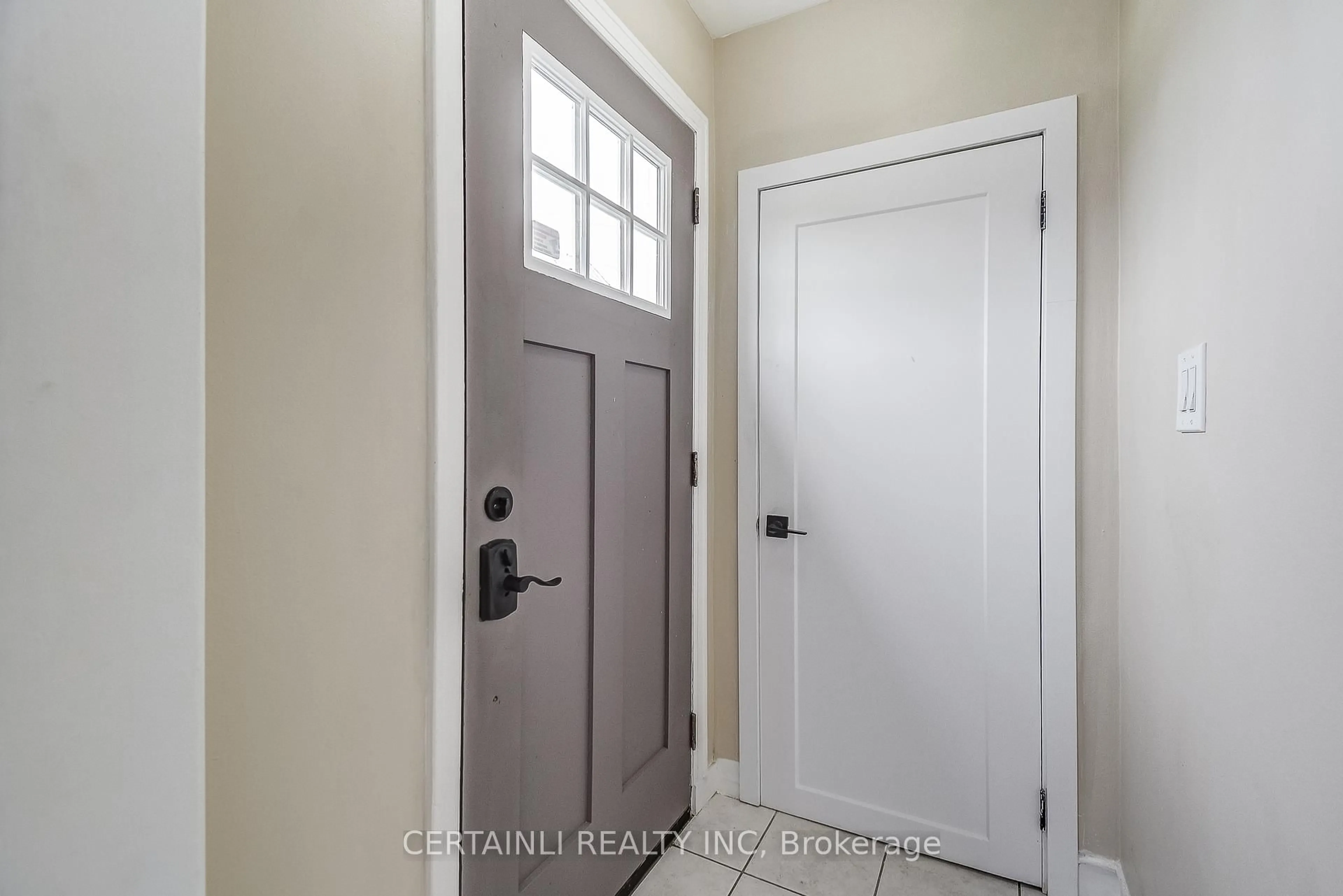 Indoor entryway for 355 East 21st St, Hamilton Ontario L8V 2V1