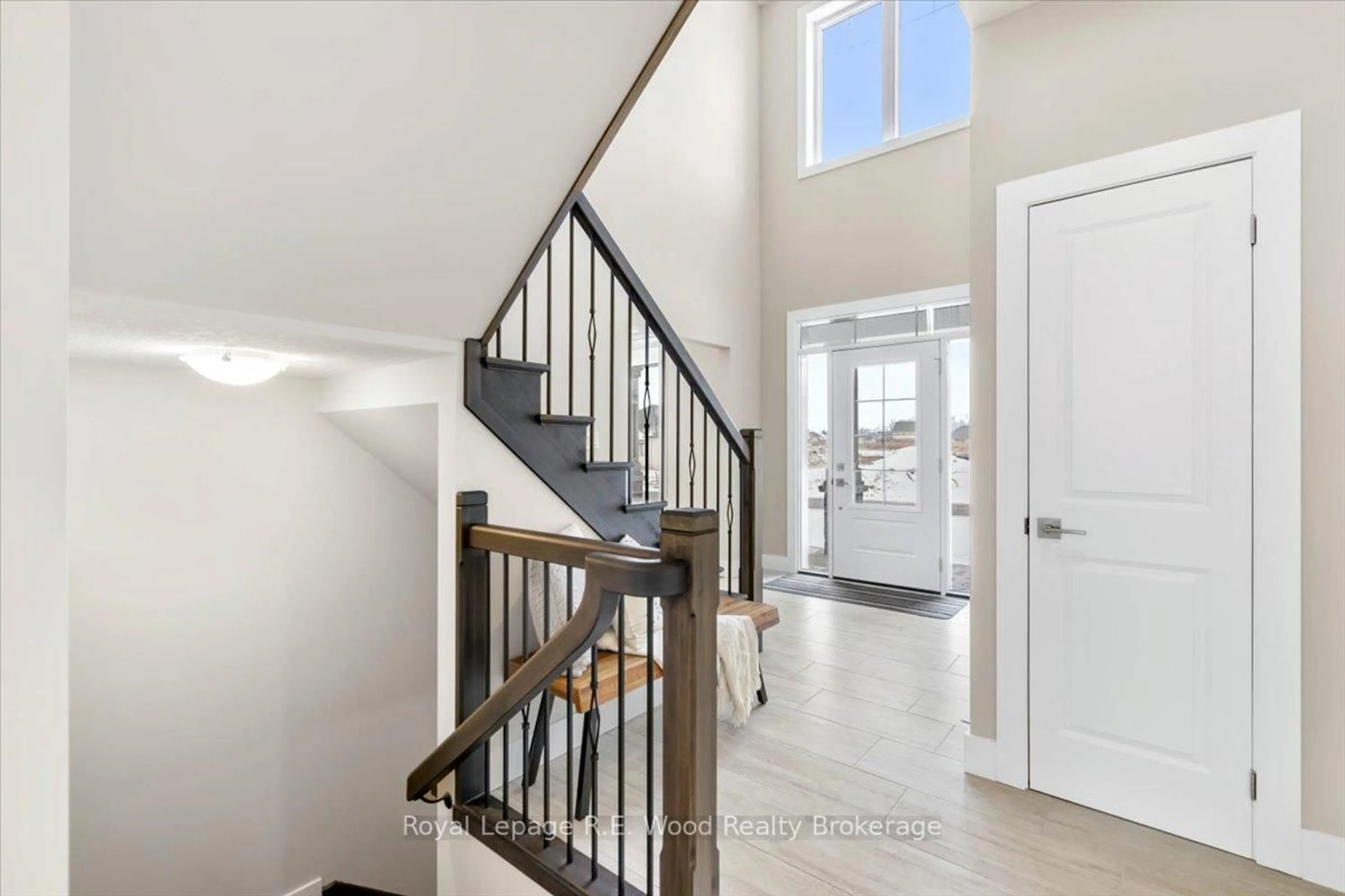Indoor entryway for 61 Sunview Dr, Norwich Ontario N0J 1P0