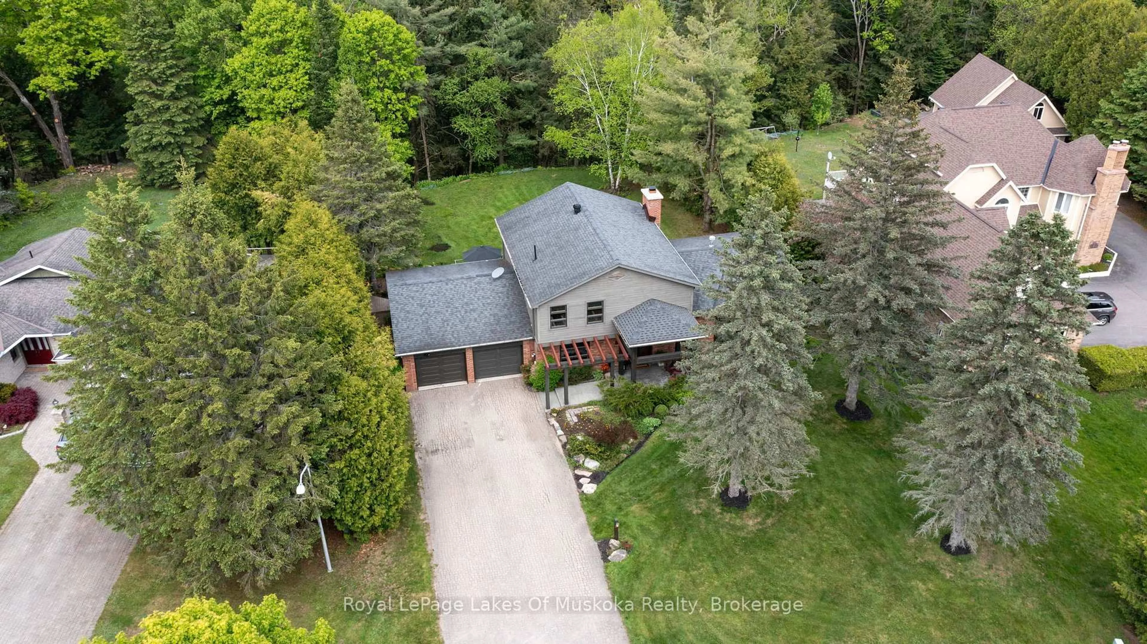 A pic from outside/outdoor area/front of a property/back of a property/a pic from drone, street for 31 Curling Rd, Bracebridge Ontario P1L 1M6