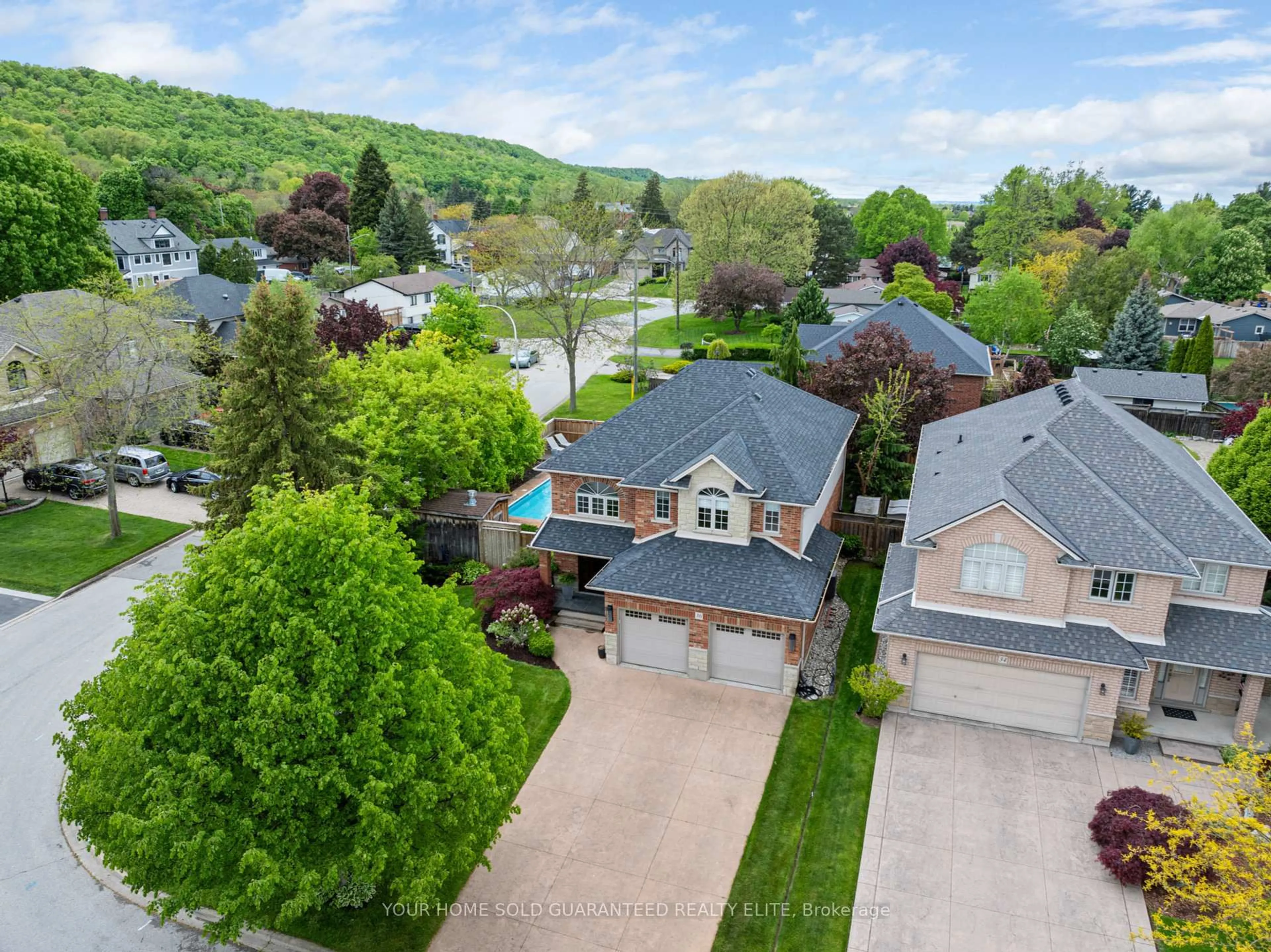 A pic from outside/outdoor area/front of a property/back of a property/a pic from drone, street for 36 Elgin St, Grimsby Ontario L3M 1C6