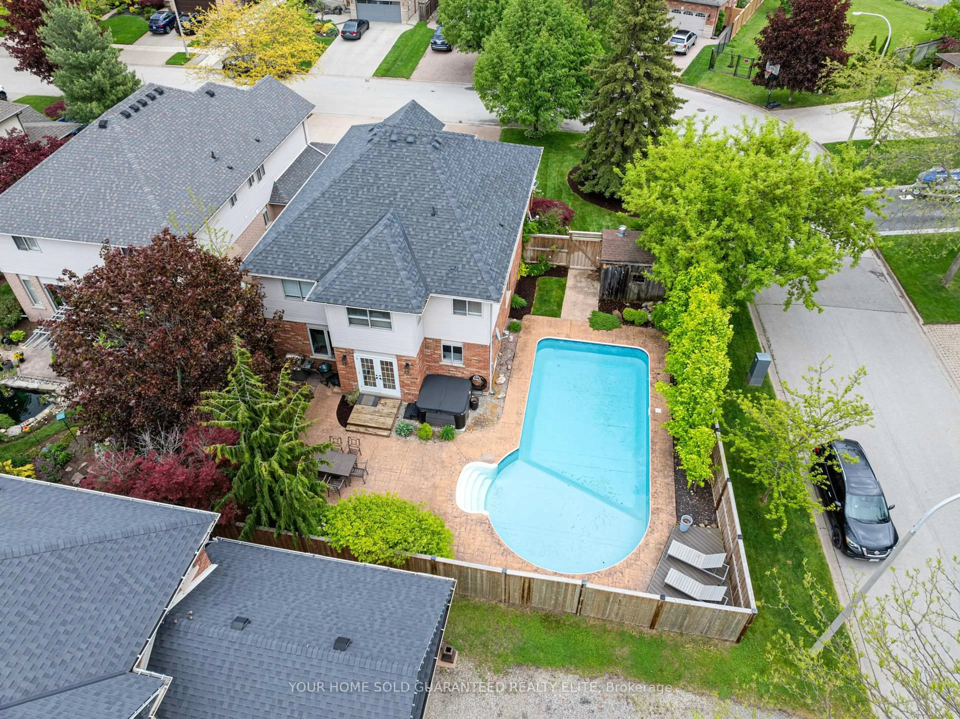 A pic from outside/outdoor area/front of a property/back of a property/a pic from drone, street for 36 Elgin St, Grimsby Ontario L3M 1C6