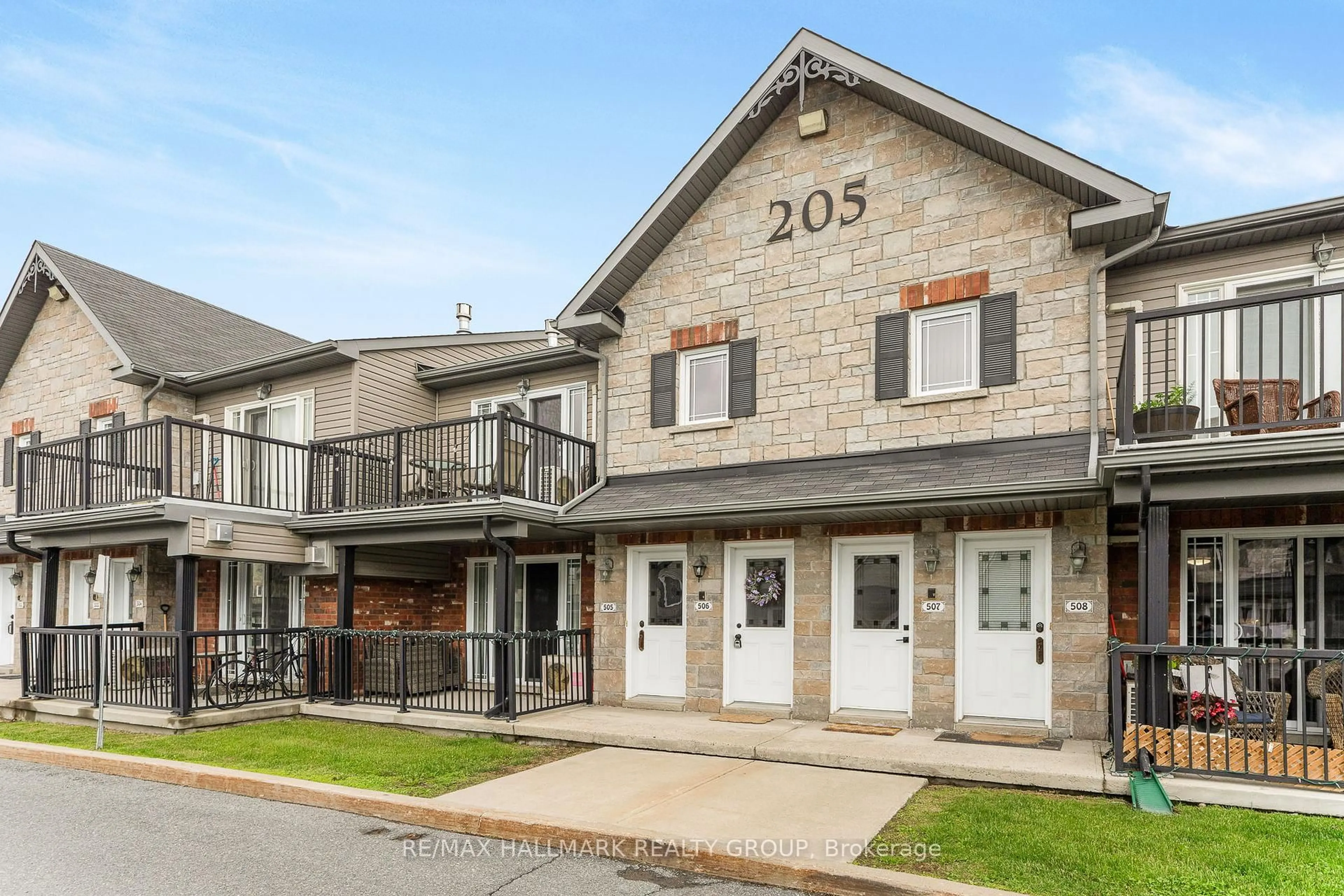 Patio, building for 205 Eliot St #506, Clarence-Rockland Ontario K4K 0G4
