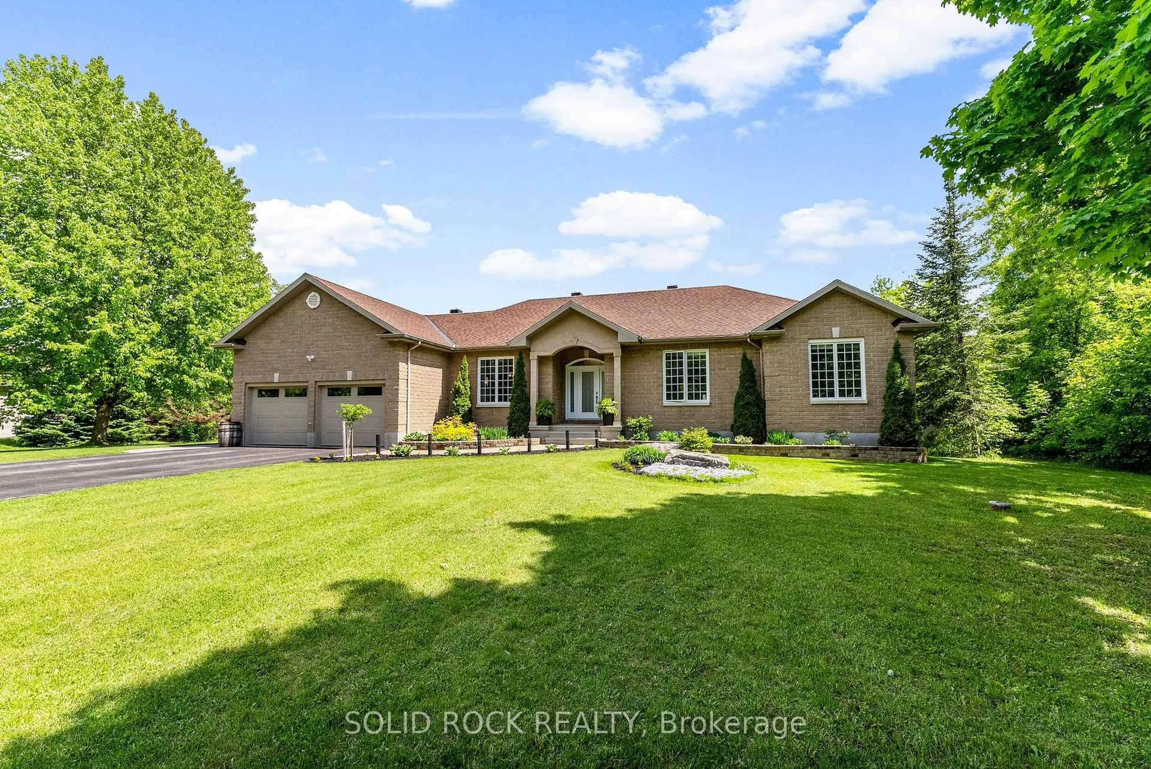 A pic from outside/outdoor area/front of a property/back of a property/a pic from drone, unknown for 6218 DEERMEADOW Dr, Ottawa Ontario K4P 1M9