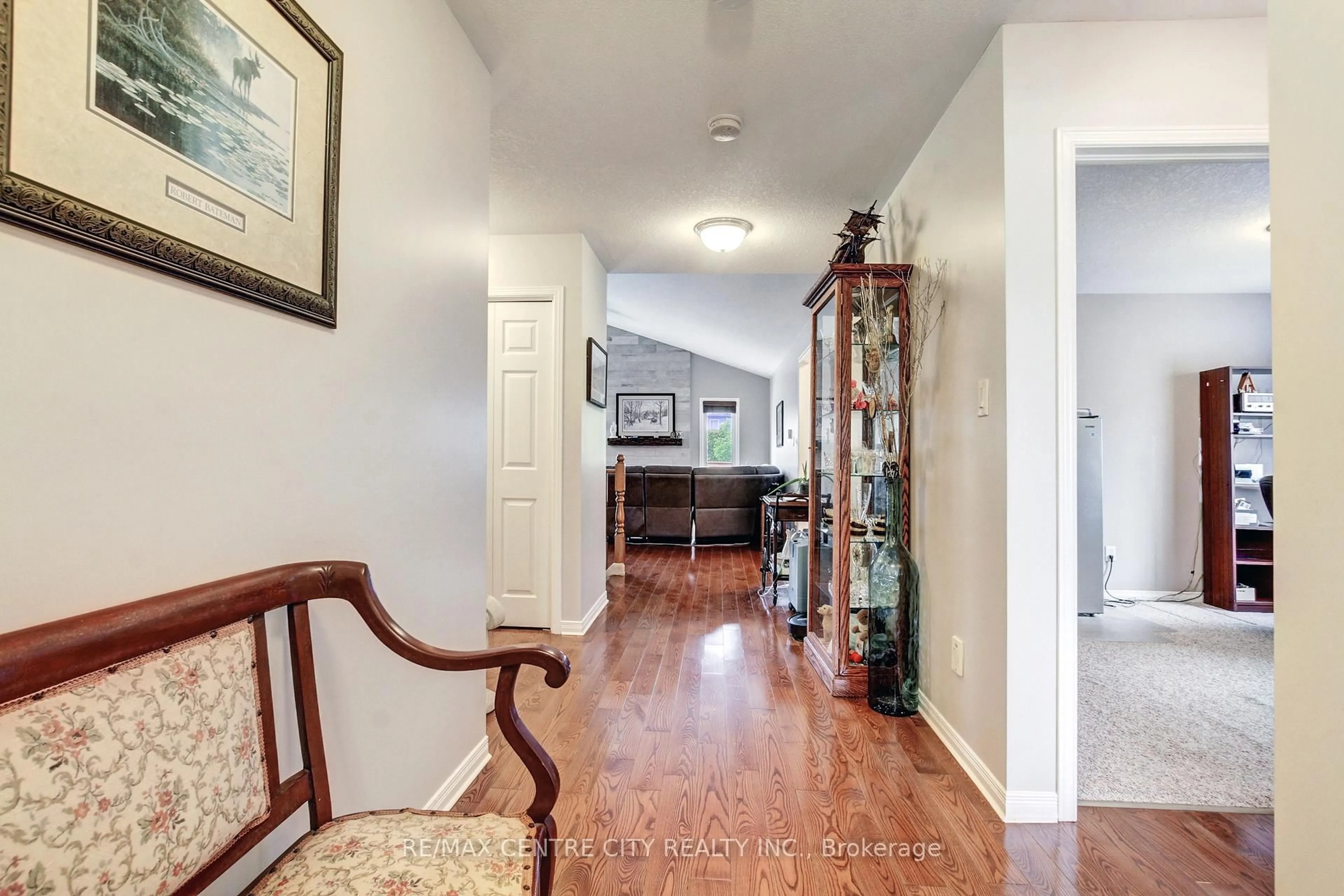 Indoor entryway for 20 STEEPLECHASE Crt, St. Thomas Ontario N5R 6H5