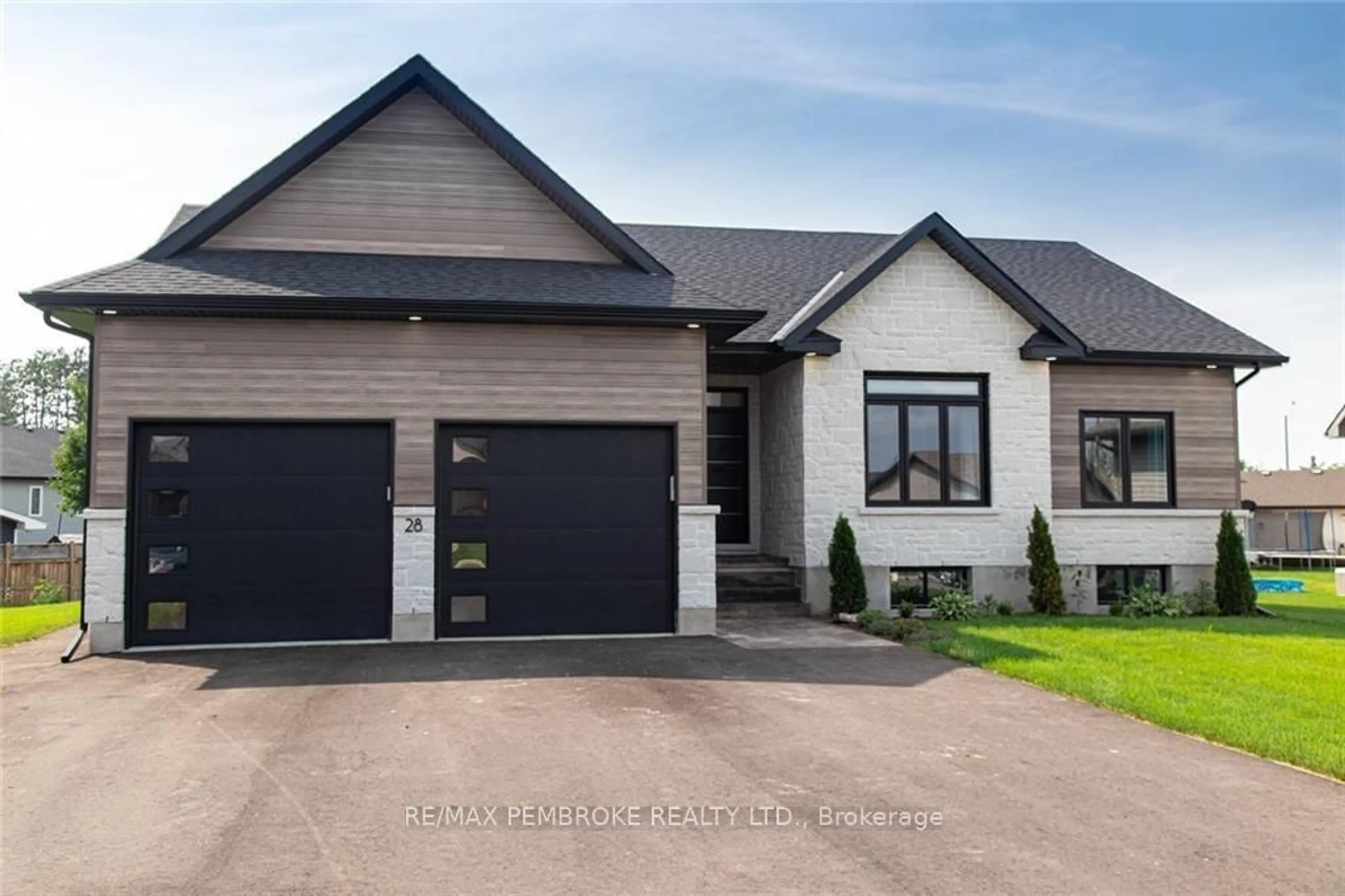Home with brick exterior material, street for 370 Murphy Rd, Petawawa Ontario K8H 2W8