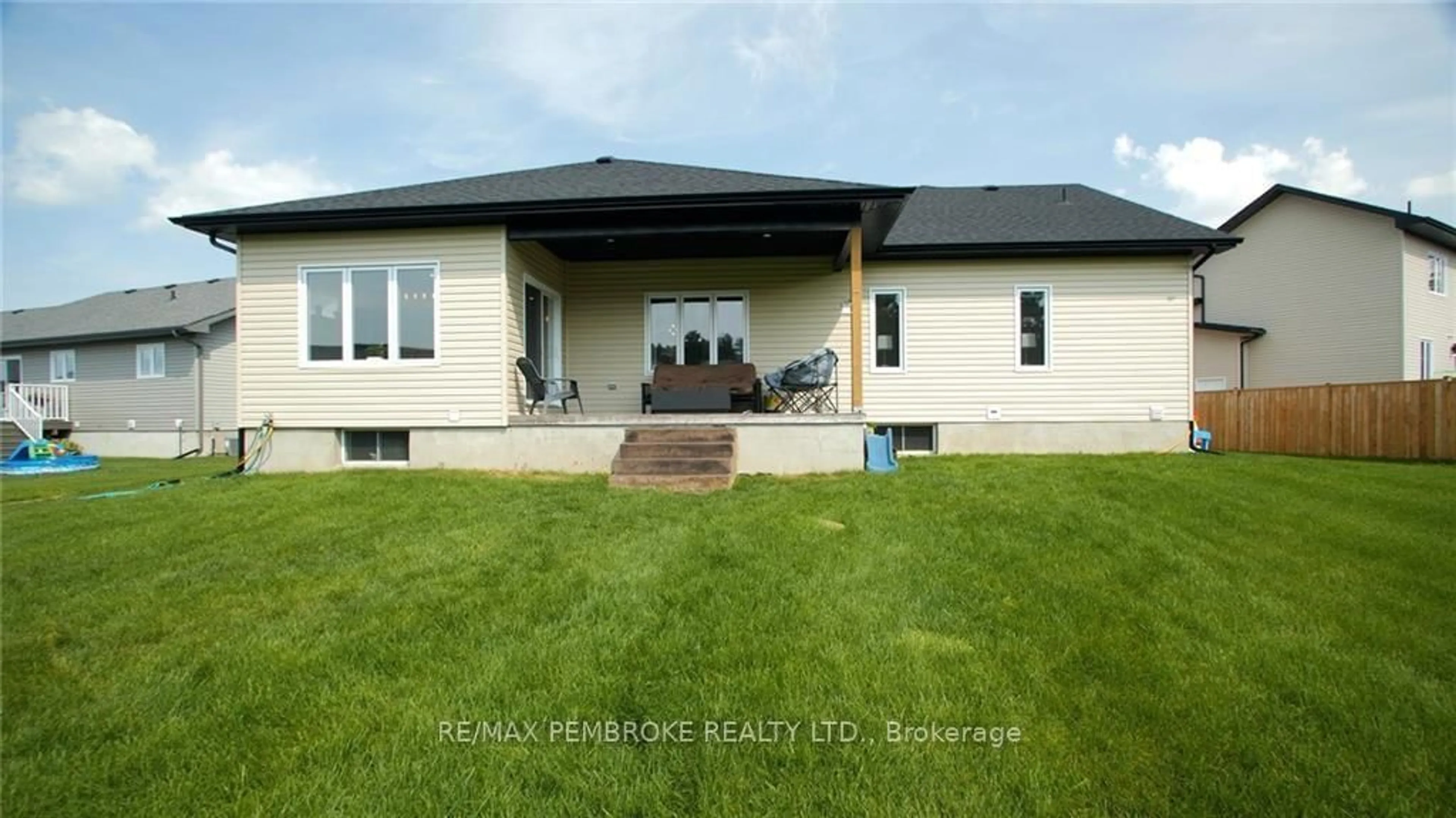 Home with vinyl exterior material, building for 370 Murphy Rd, Petawawa Ontario K8H 2W8
