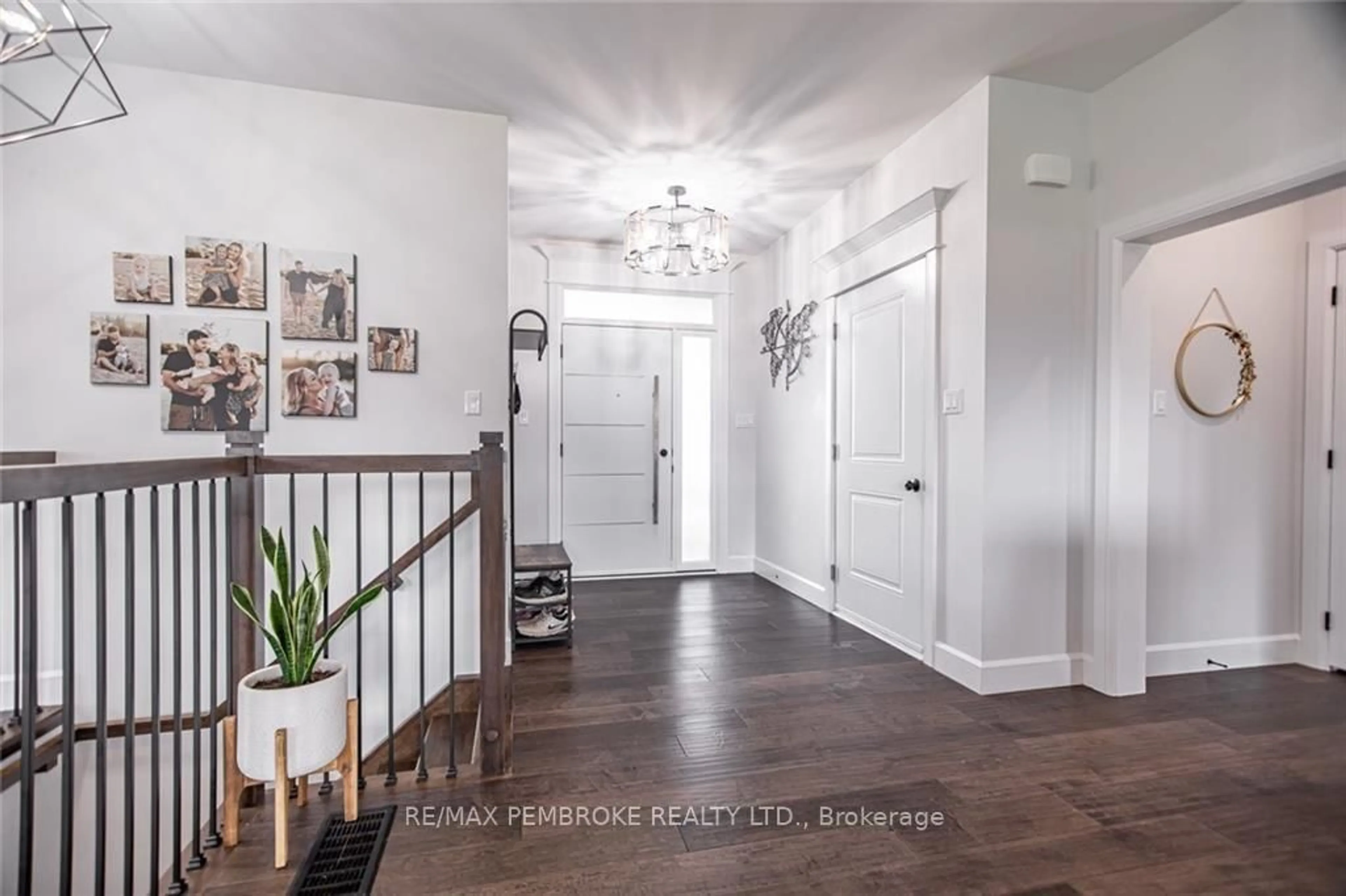 Indoor entryway for 370 Murphy Rd, Petawawa Ontario K8H 2W8