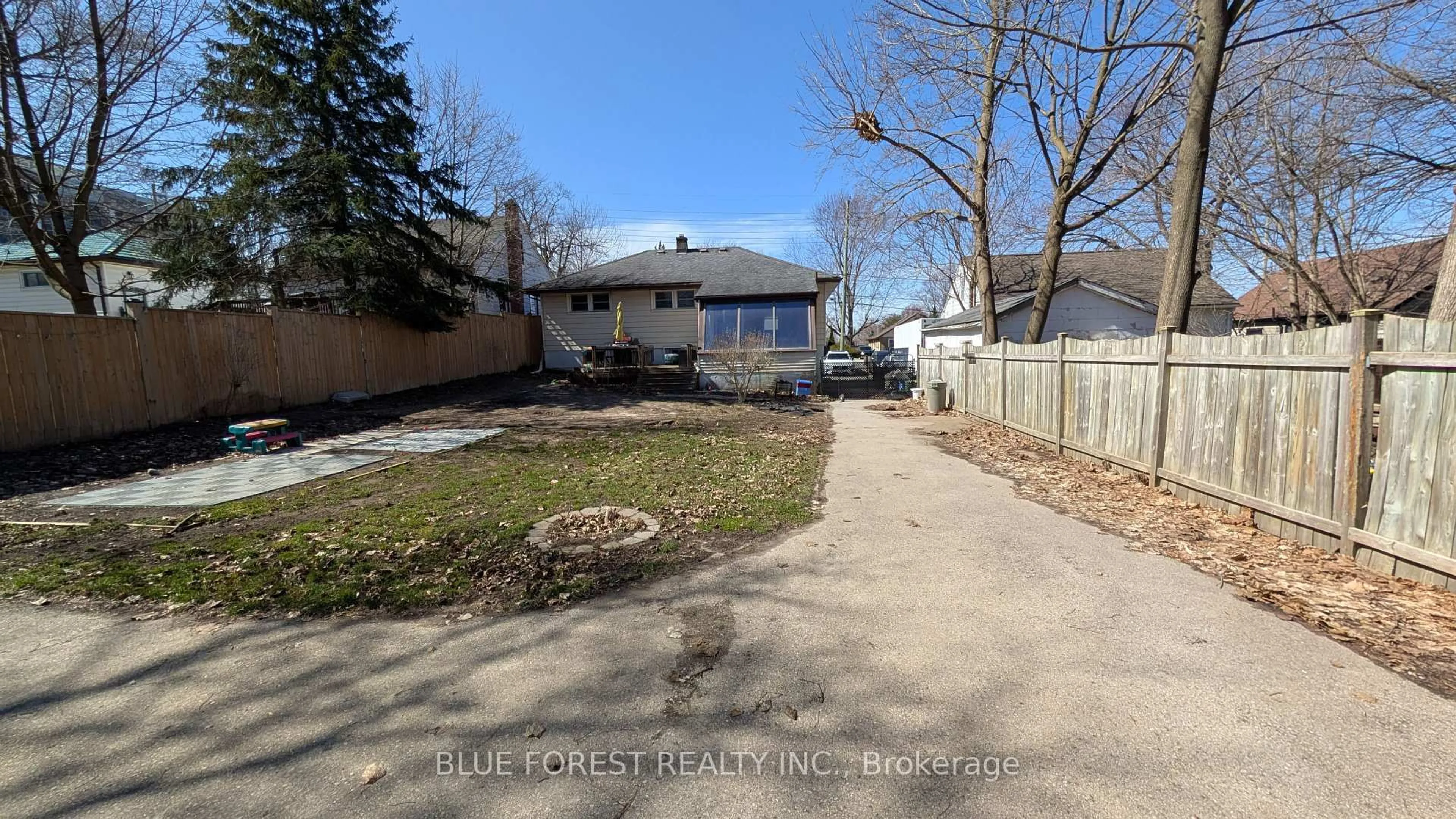 A pic from outside/outdoor area/front of a property/back of a property/a pic from drone, street for 338 Fairview Ave, London South Ontario N6C 4T8