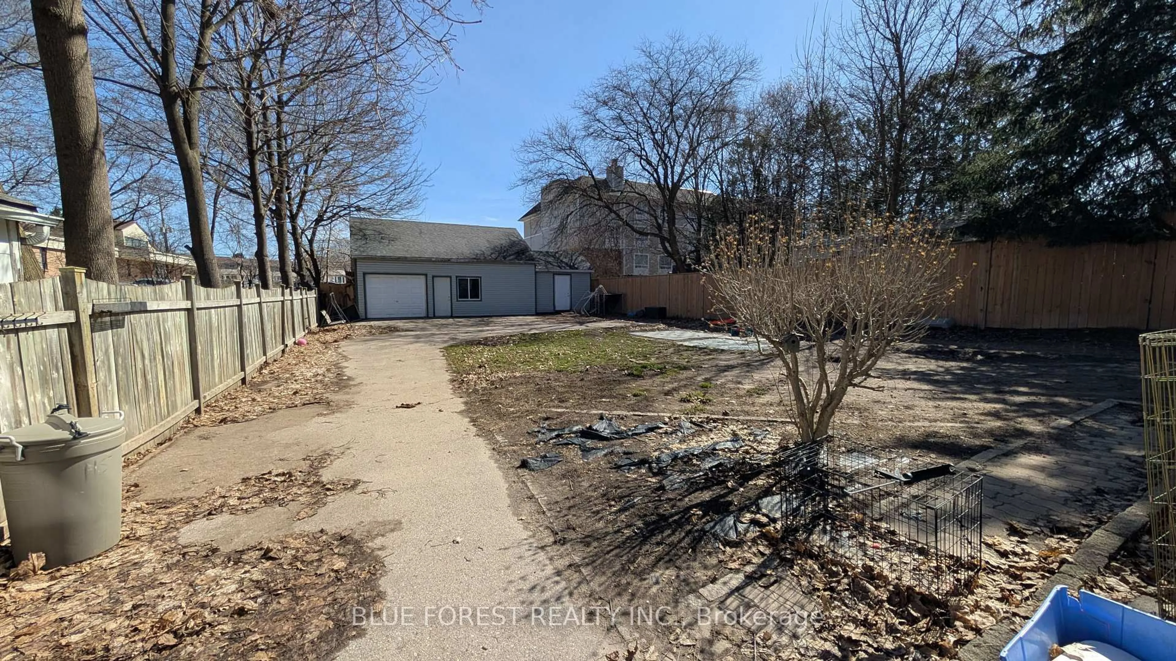 A pic from outside/outdoor area/front of a property/back of a property/a pic from drone, street for 338 Fairview Ave, London South Ontario N6C 4T8