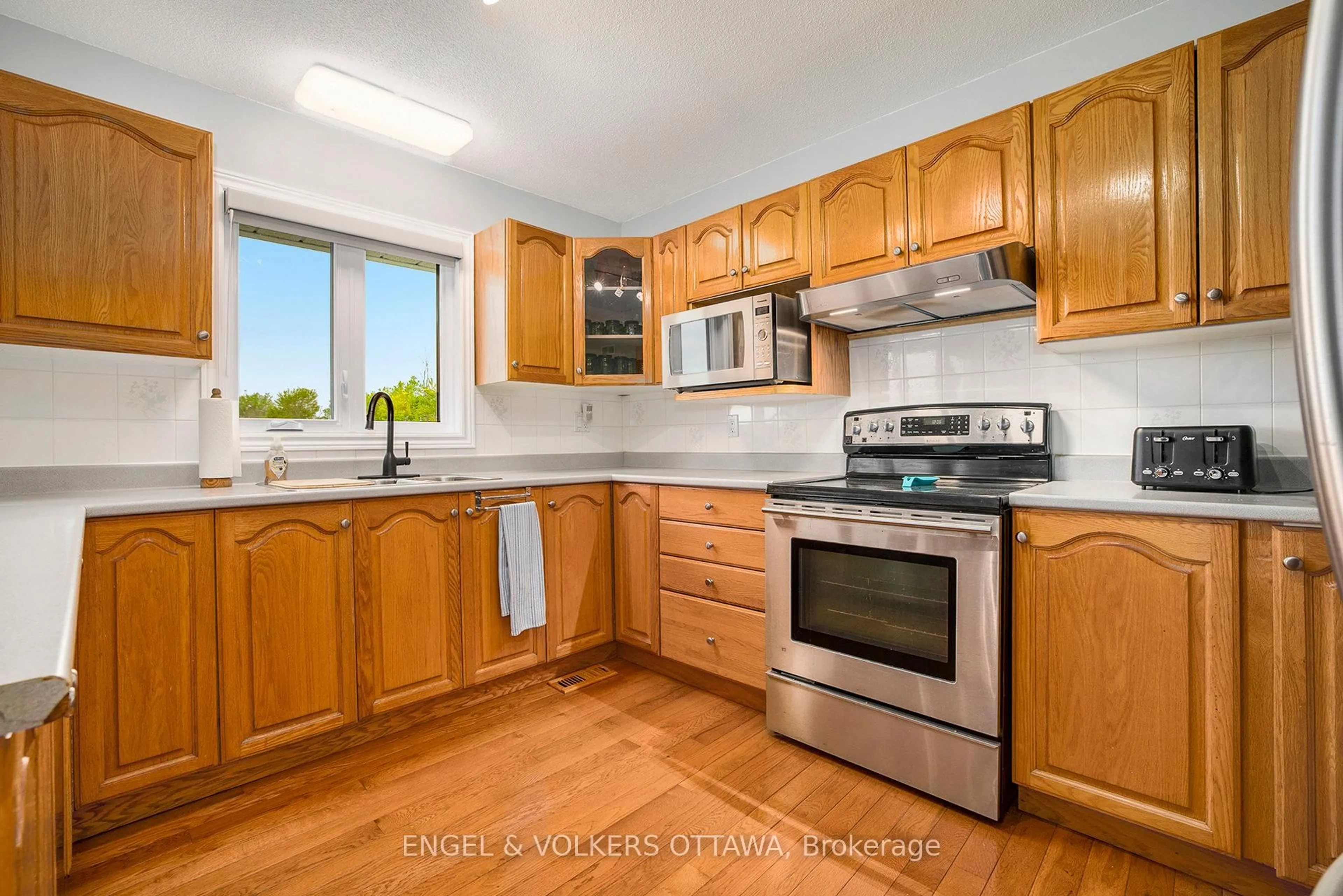 Standard kitchen, wood/laminate floor for 3093 Woodkilton Dr, Ottawa Ontario K0A 1T0