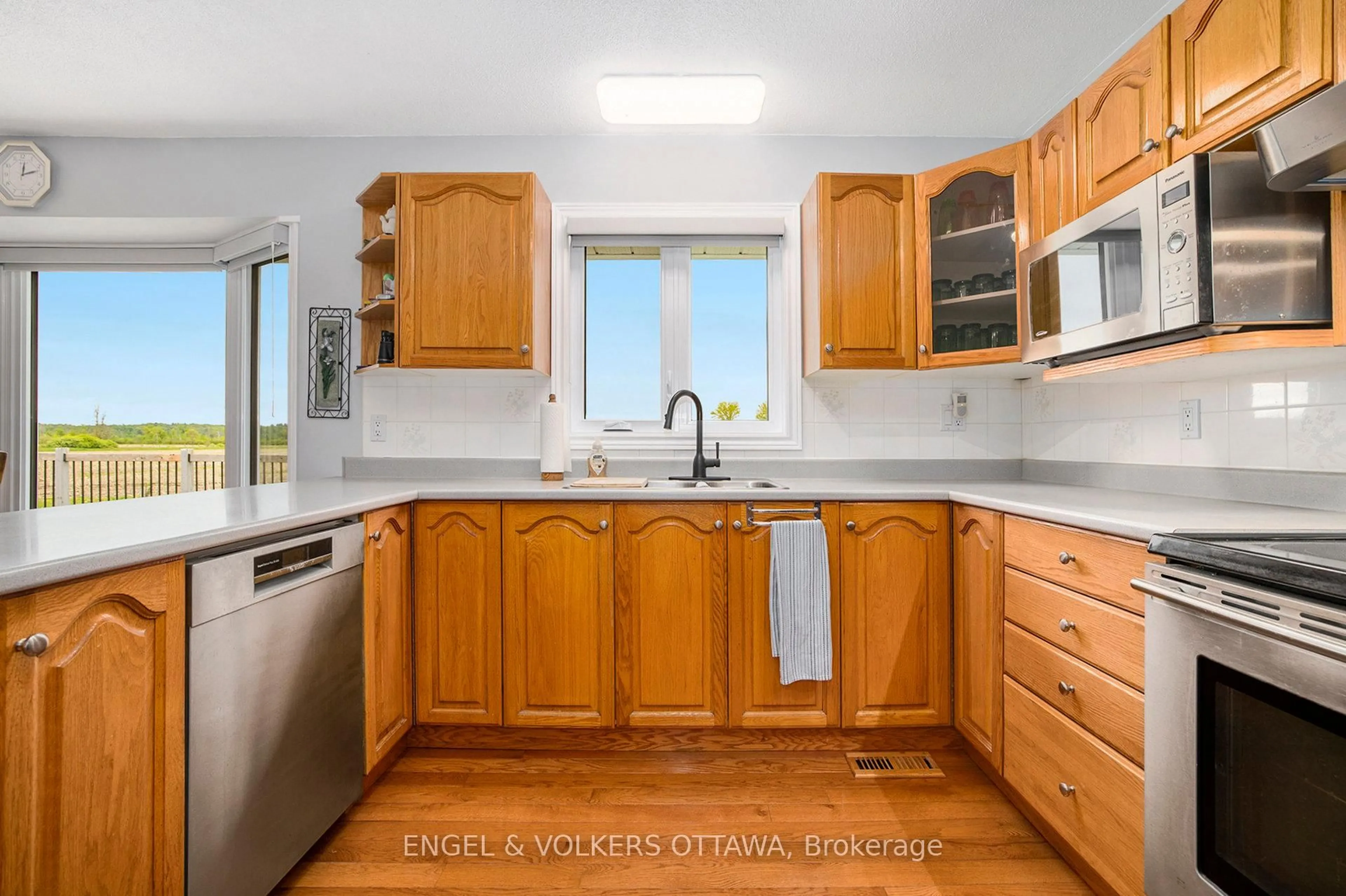 Standard kitchen, unknown for 3093 Woodkilton Dr, Ottawa Ontario K0A 1T0