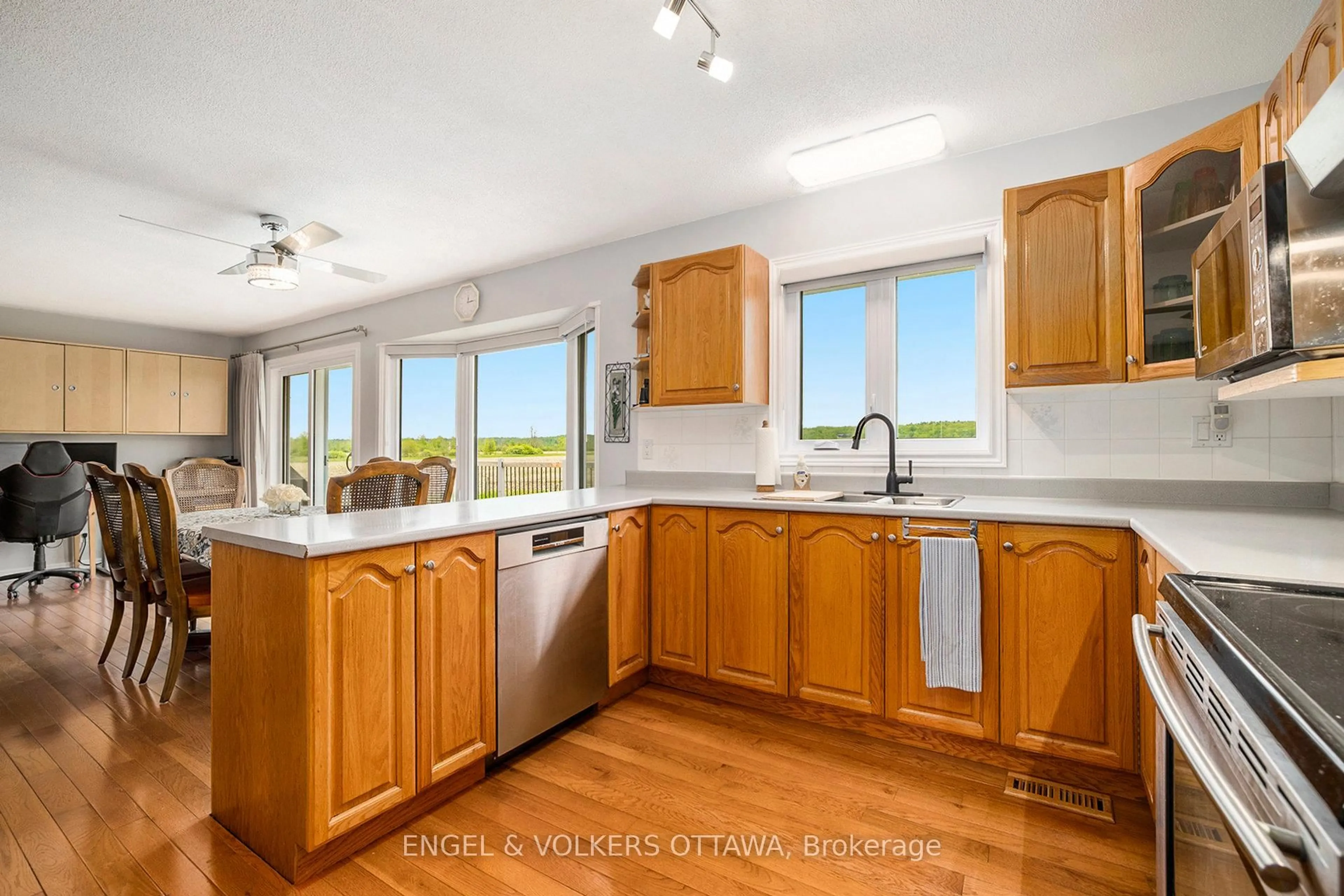 Standard kitchen, unknown for 3093 Woodkilton Dr, Ottawa Ontario K0A 1T0