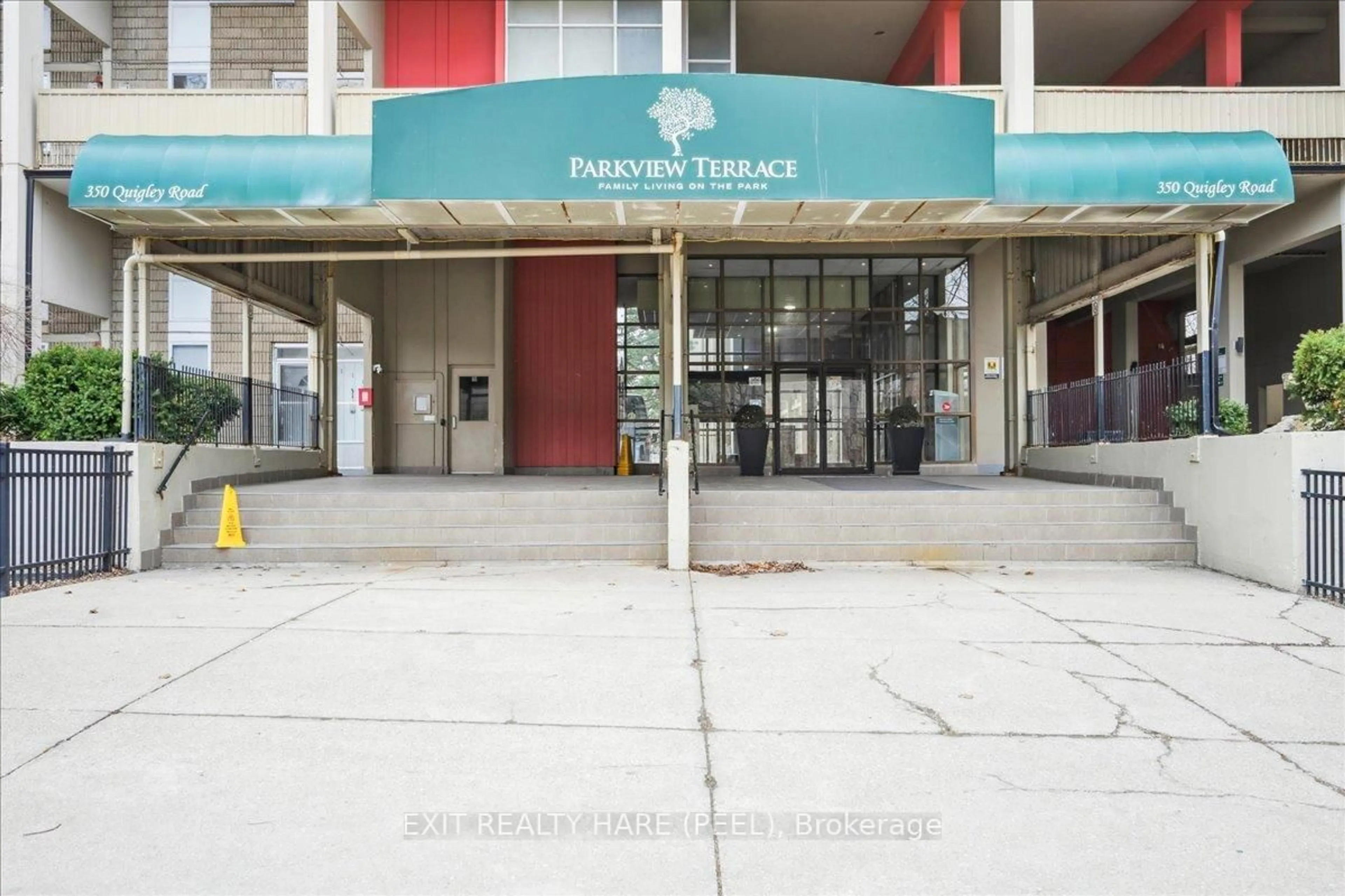 Indoor foyer for 350 Quigley Rd #222, Hamilton Ontario L8K 5N2