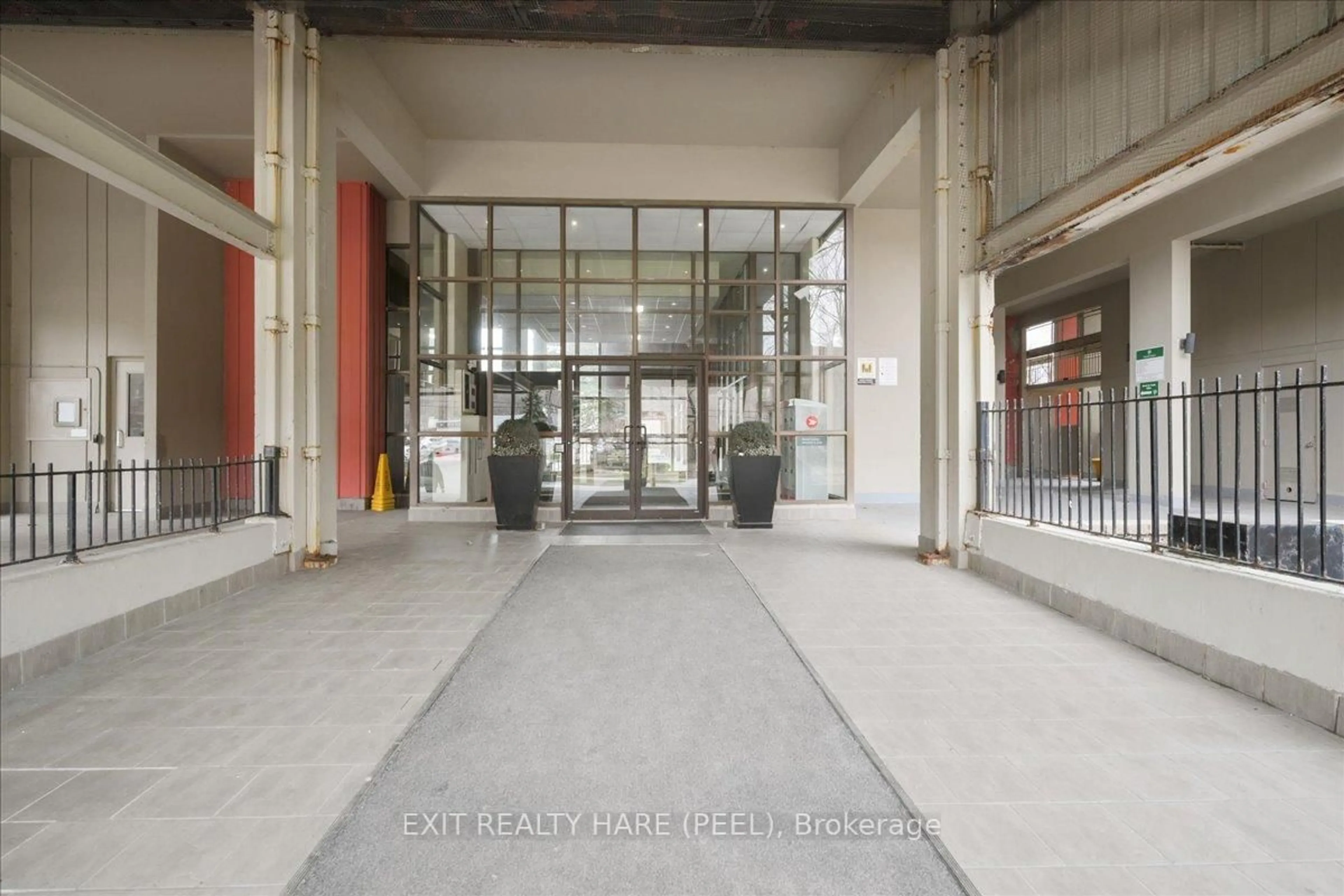 Indoor foyer for 350 Quigley Rd #222, Hamilton Ontario L8K 5N2