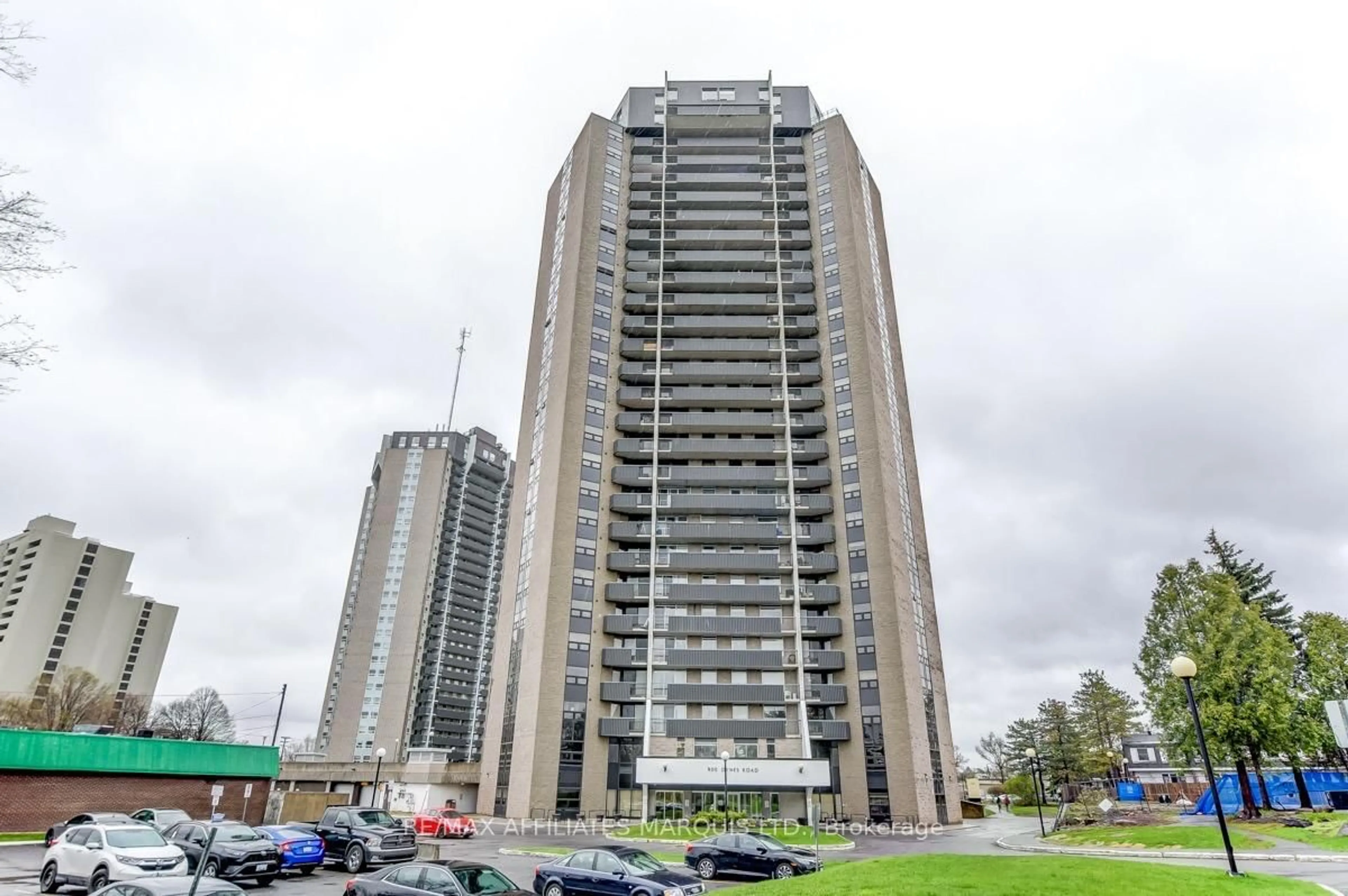 Indoor foyer for 900 Dynes Rd #904, Ottawa Ontario K2C 3L6