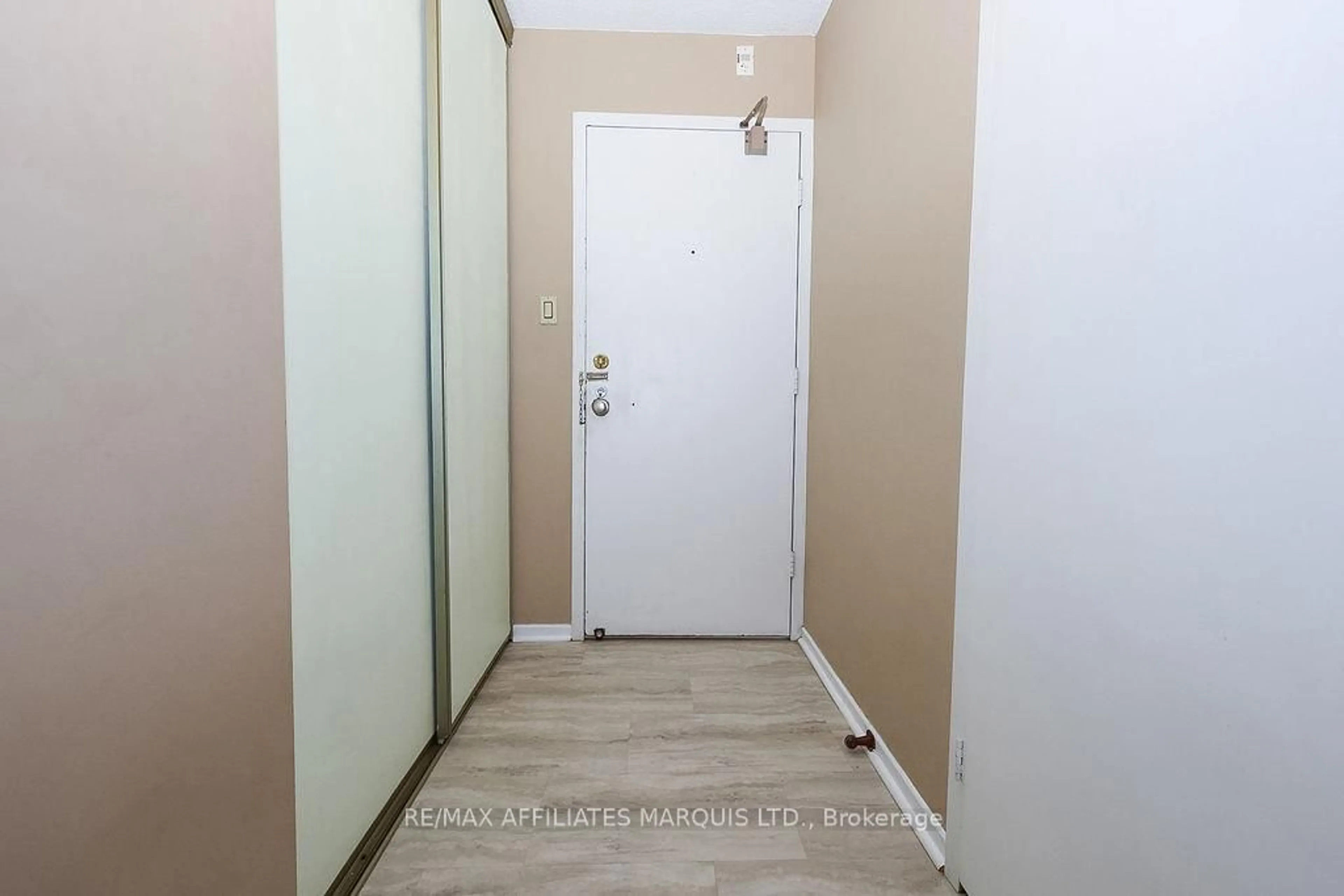 Indoor entryway for 900 Dynes Rd #904, Ottawa Ontario K2C 3L6