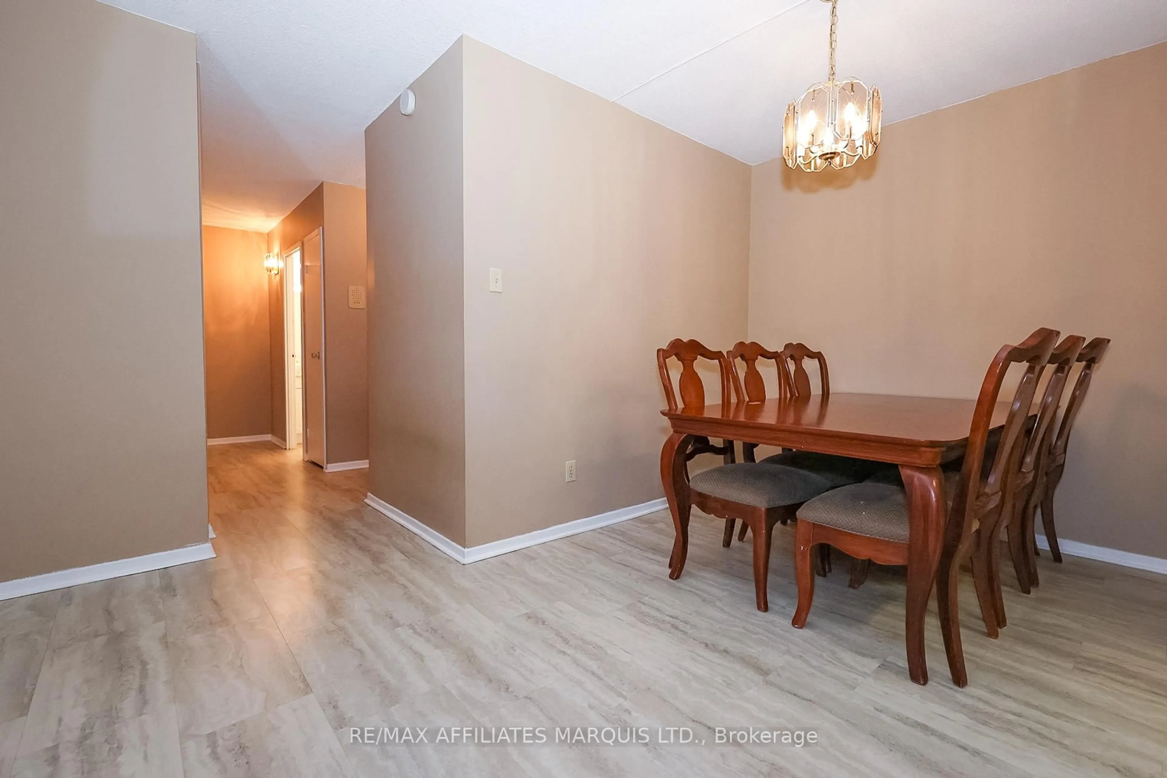 Dining room, wood/laminate floor for 900 Dynes Rd #904, Ottawa Ontario K2C 3L6