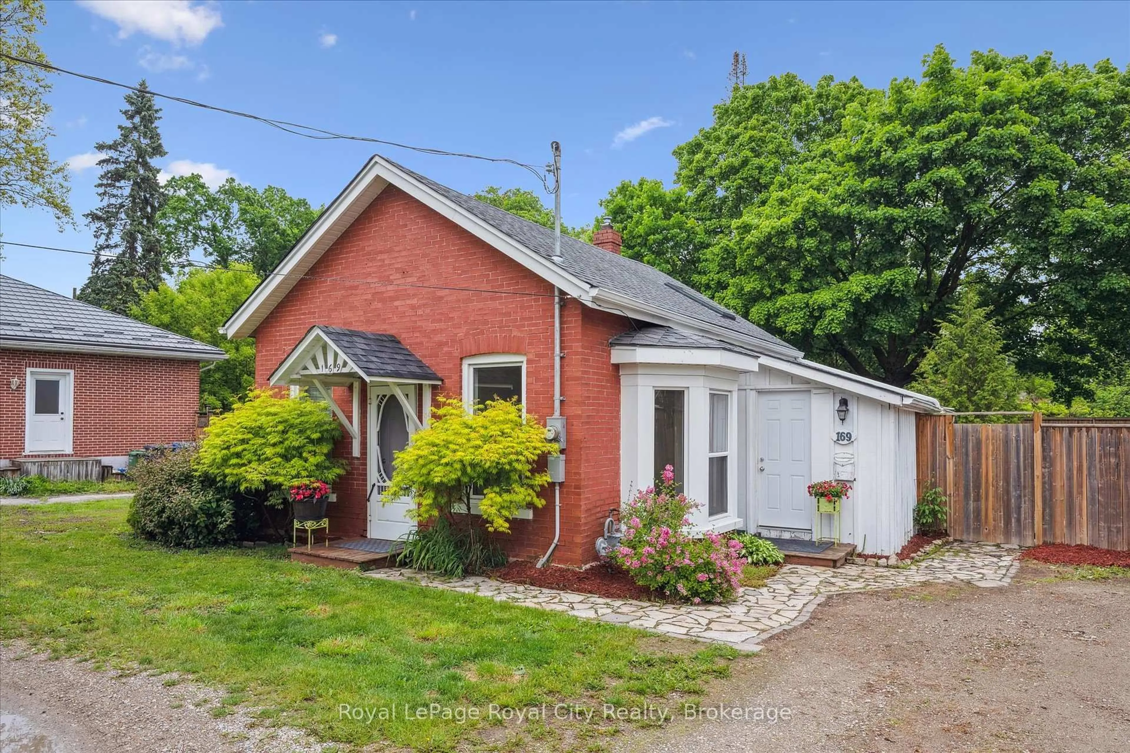 A pic from outside/outdoor area/front of a property/back of a property/a pic from drone, street for 169 Edinburgh Rd, Guelph Ontario N1H 5R6