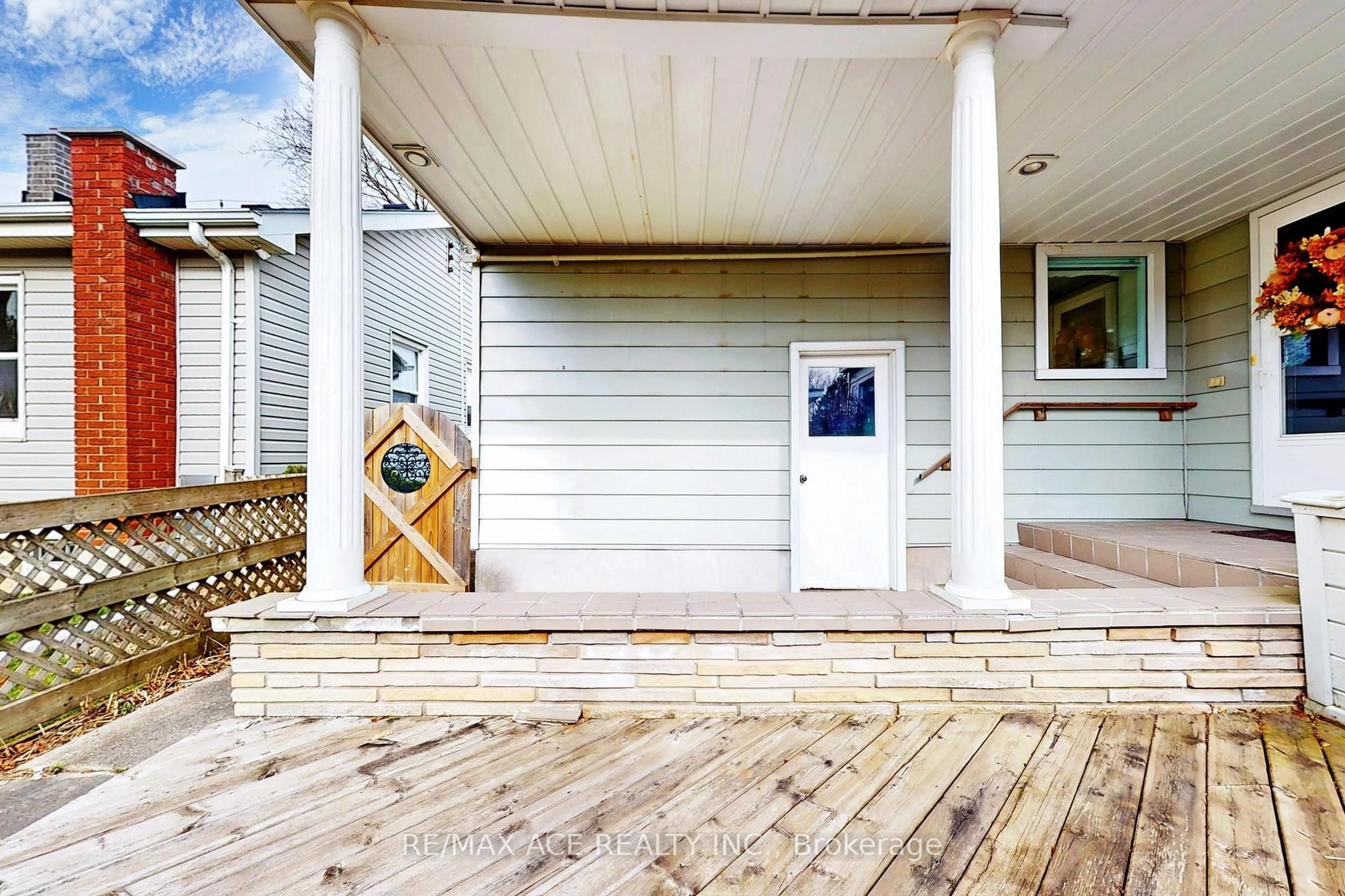 Home with vinyl exterior material, street for 696 Norfolk St, Norfolk Ontario N3Y 3R4