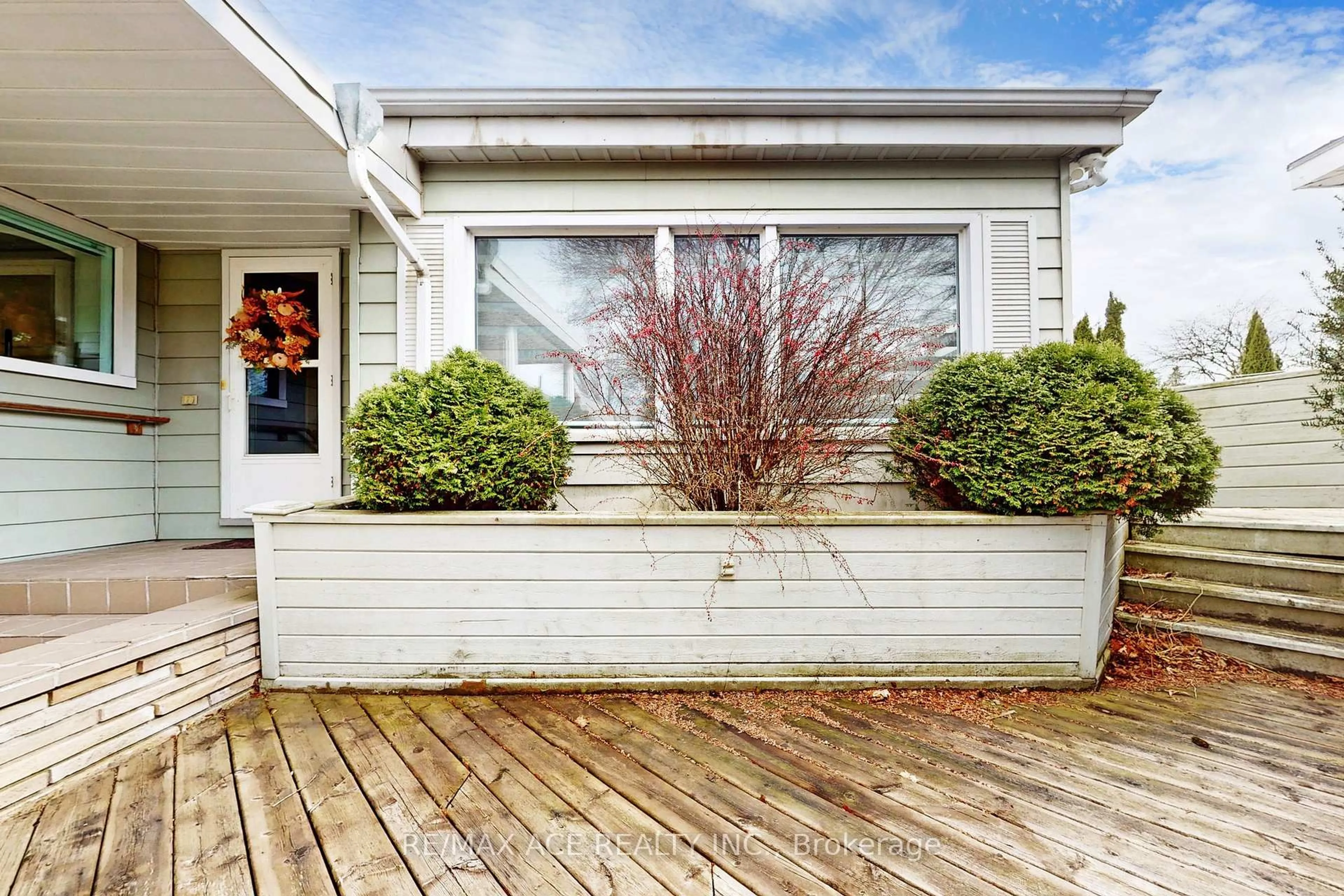 Home with vinyl exterior material, street for 696 Norfolk St, Norfolk Ontario N3Y 3R4