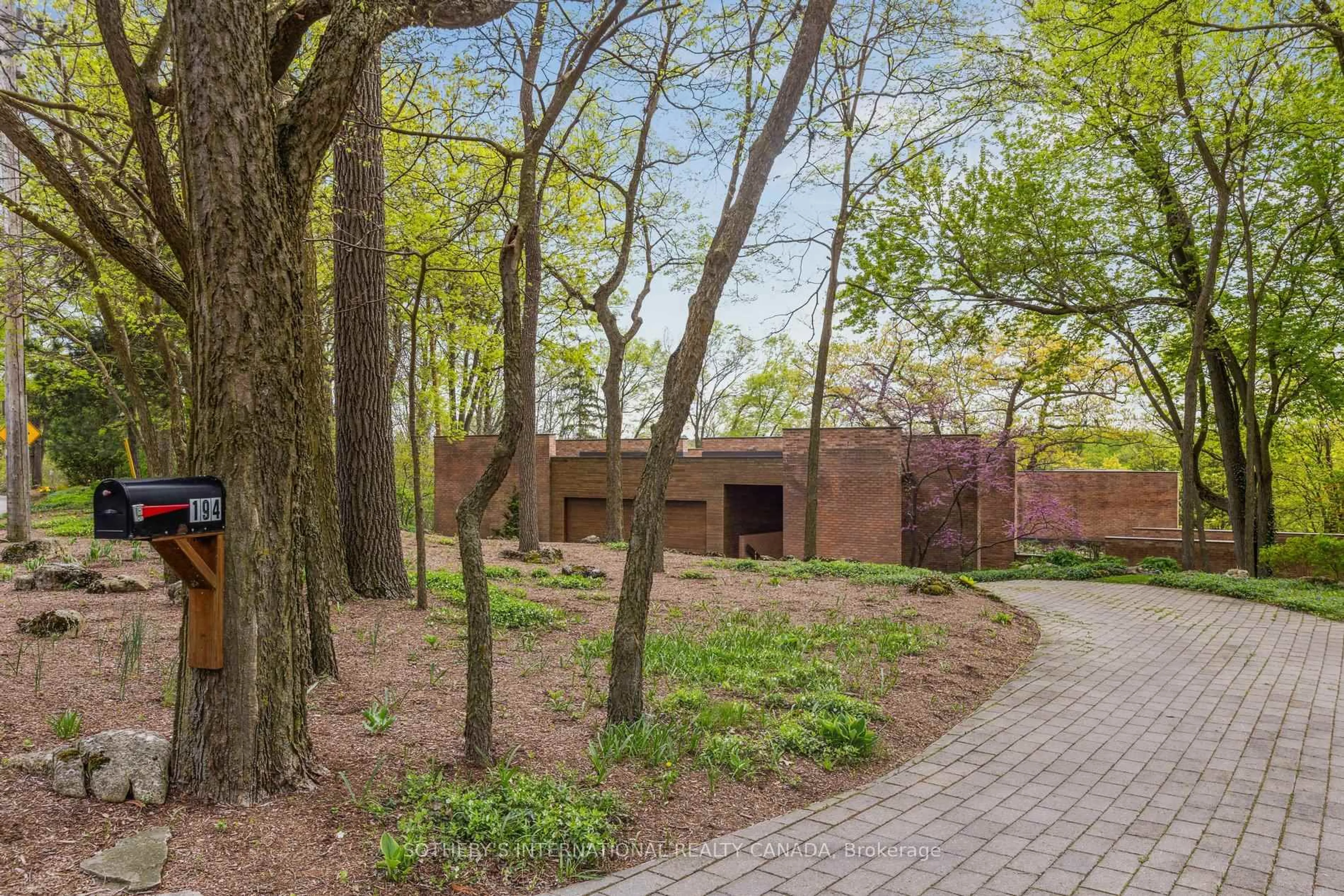 Home with brick exterior material, forest/trees view for 194 Blue Heron Rdge, Cambridge Ontario N3H 3G7