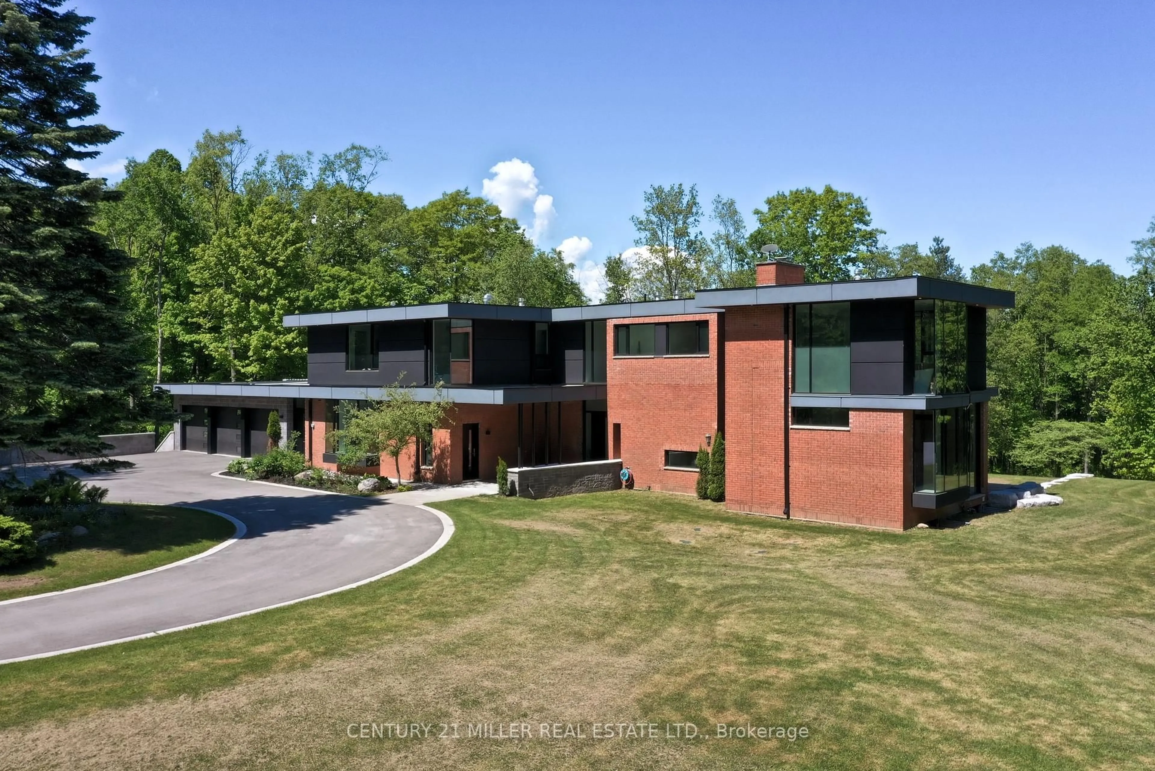 Home with brick exterior material, building for 140 Gravel Pit Rd, Hamilton Ontario L9H 5E3