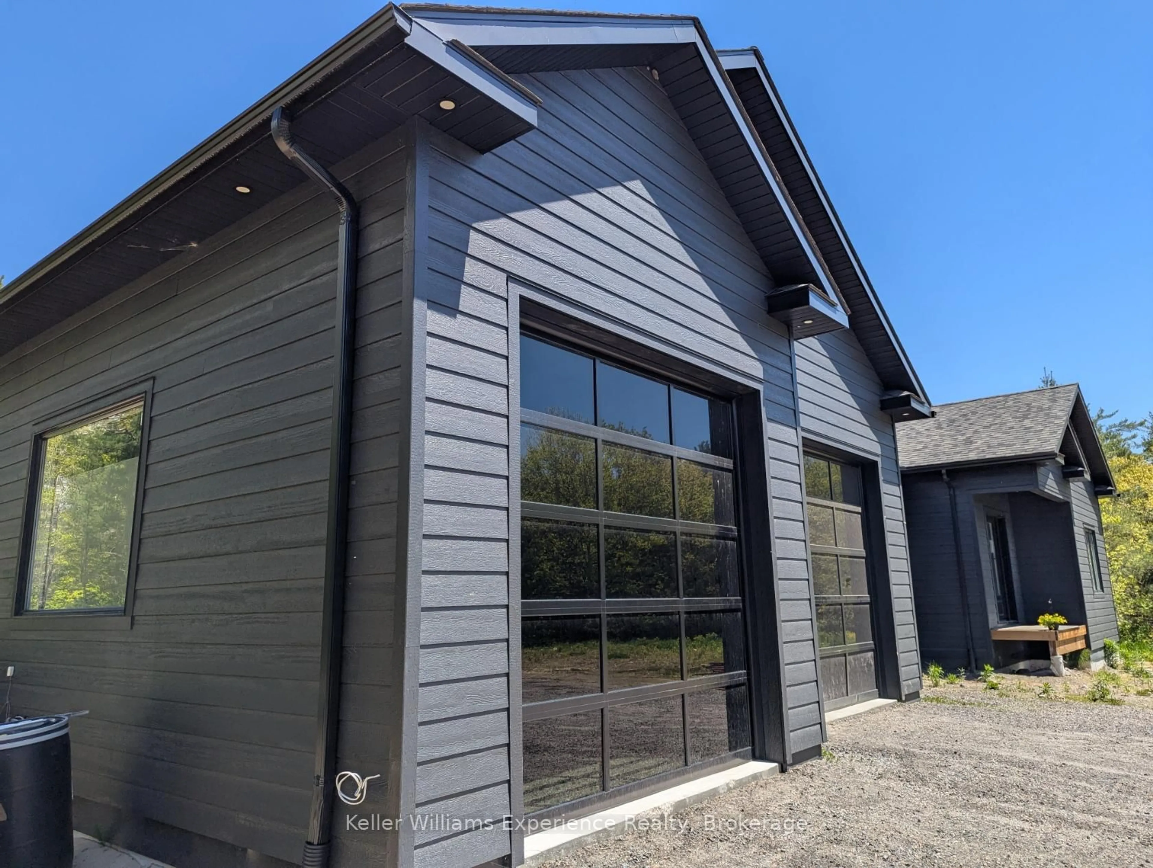 Home with vinyl exterior material, unknown for 1052 Buckeye Rd, Muskoka Lakes Ontario P0C 1H0