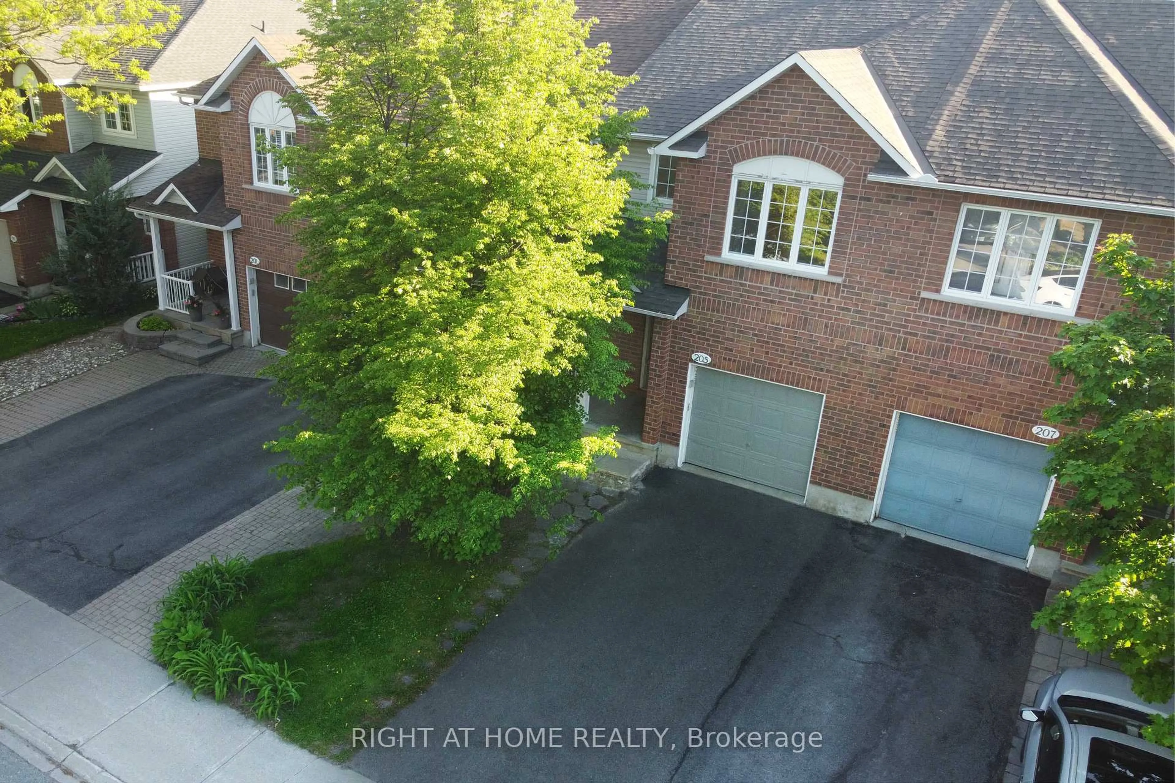 A pic from outside/outdoor area/front of a property/back of a property/a pic from drone, street for 205 GRAY Cres, Kanata Ontario K2K 3L8