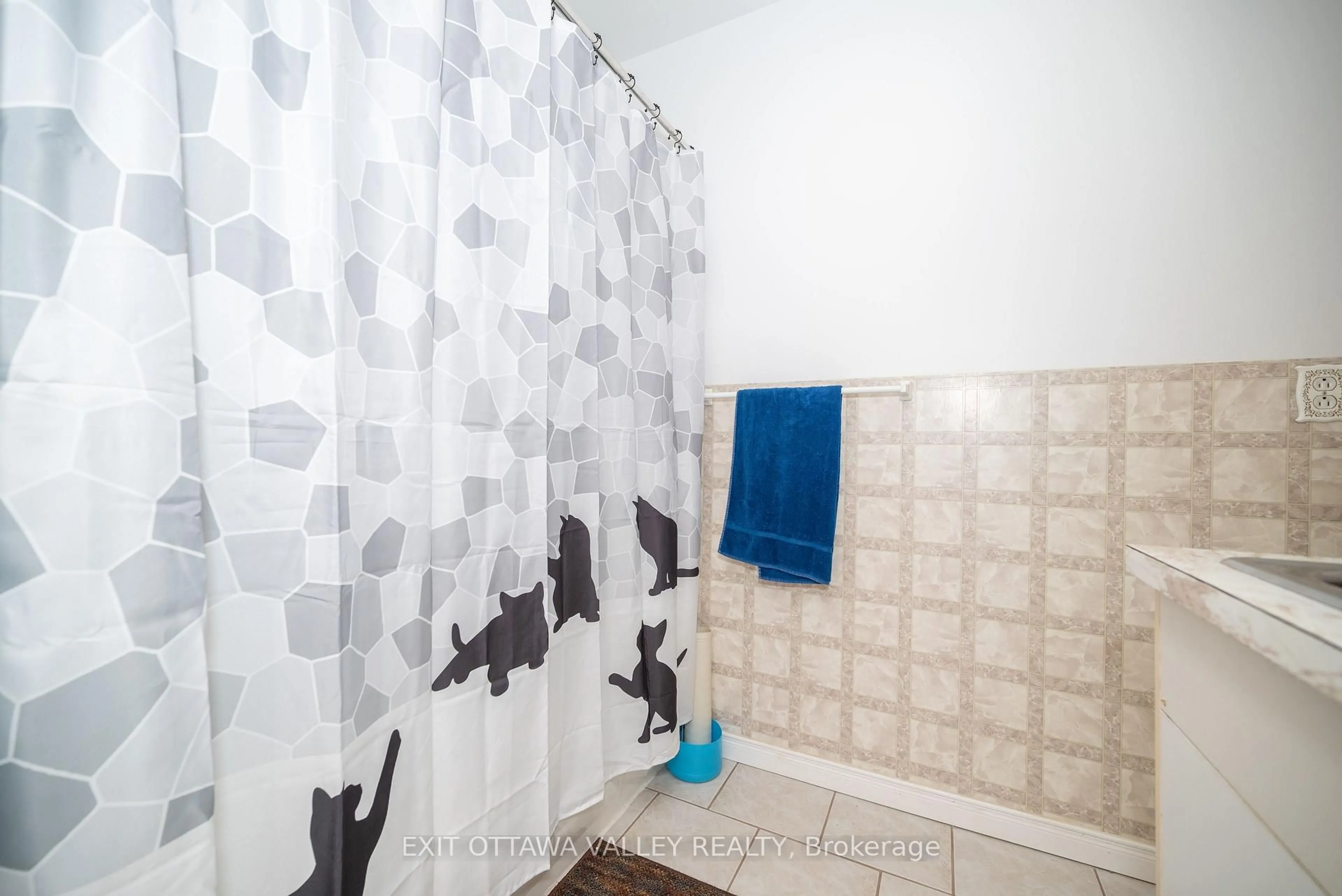 Standard bathroom, ceramic/tile floor for 1215 Burns Dr, Pembroke Ontario K8A 7M9