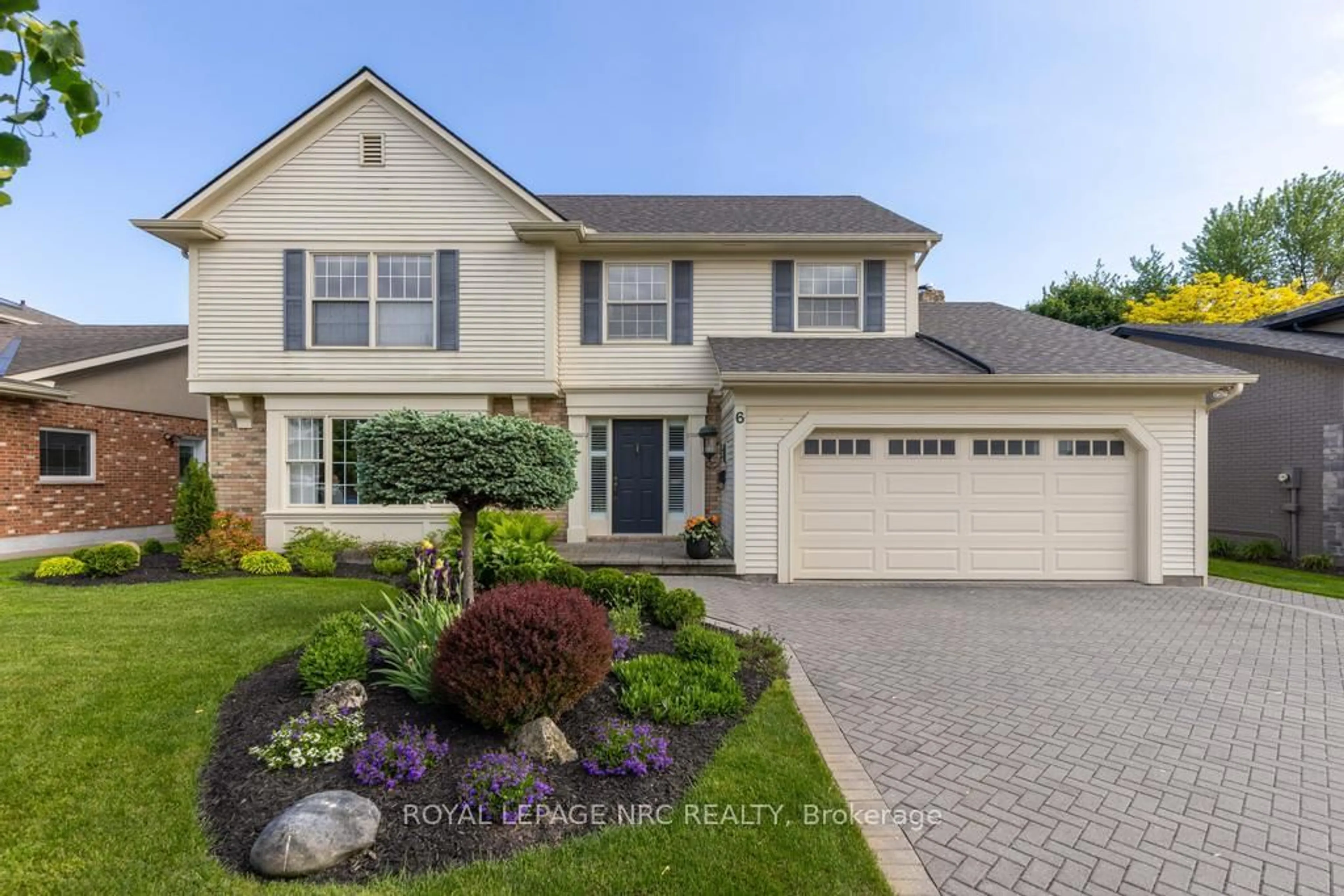 Home with vinyl exterior material, street for 6 Breckenridge Blvd, St. Catharines Ontario L2W 1A7