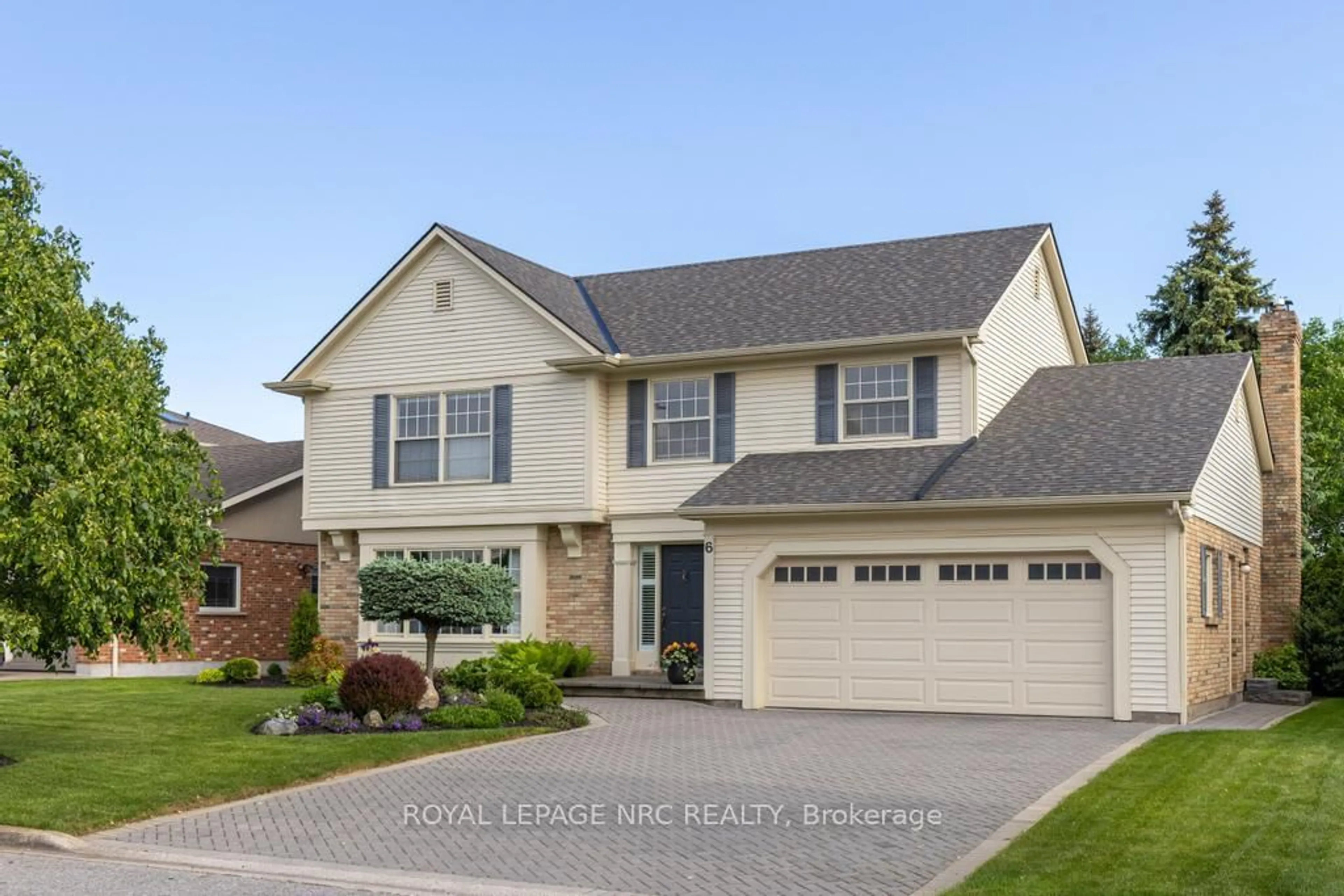 Home with vinyl exterior material, street for 6 Breckenridge Blvd, St. Catharines Ontario L2W 1A7