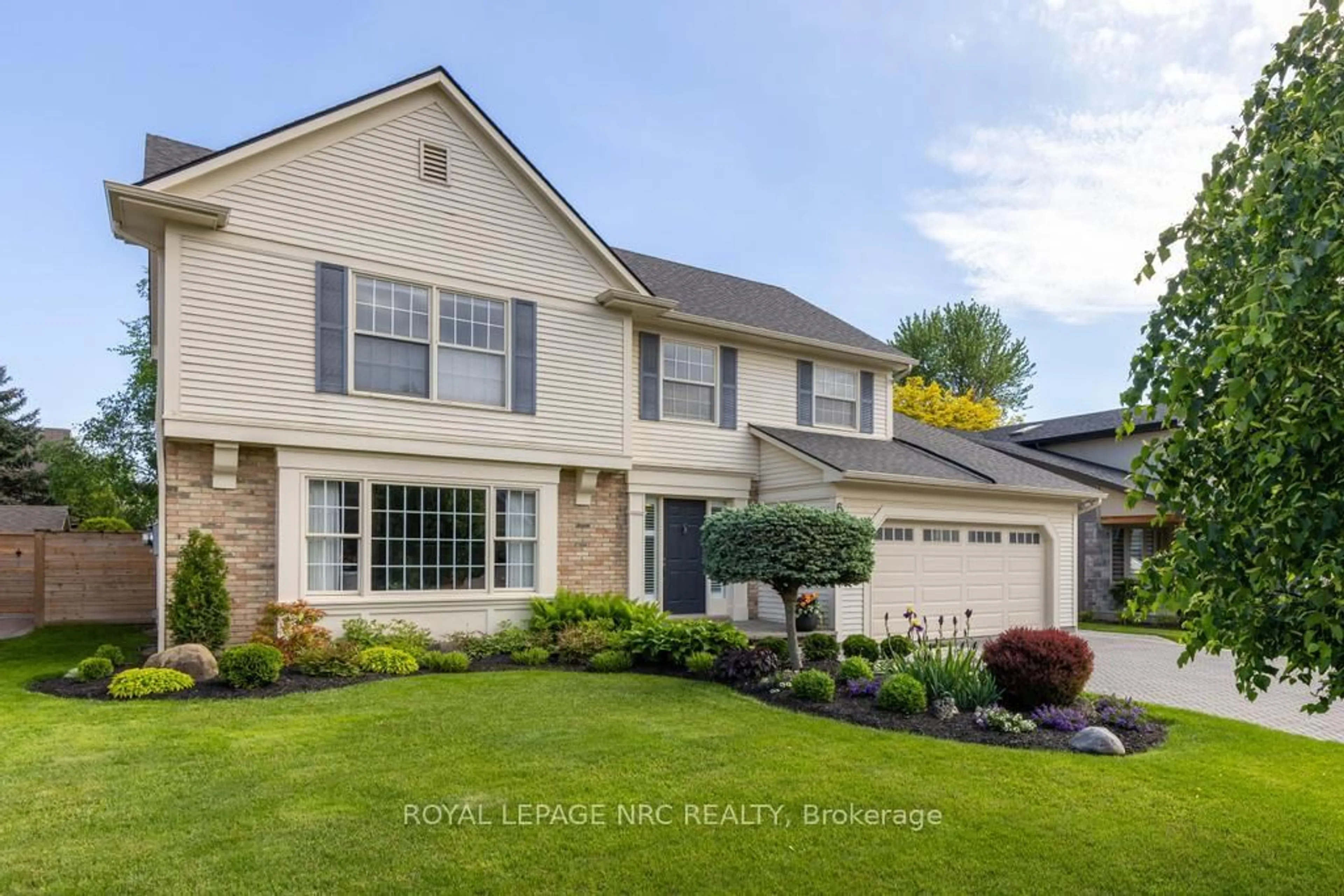 Home with vinyl exterior material, street for 6 Breckenridge Blvd, St. Catharines Ontario L2W 1A7