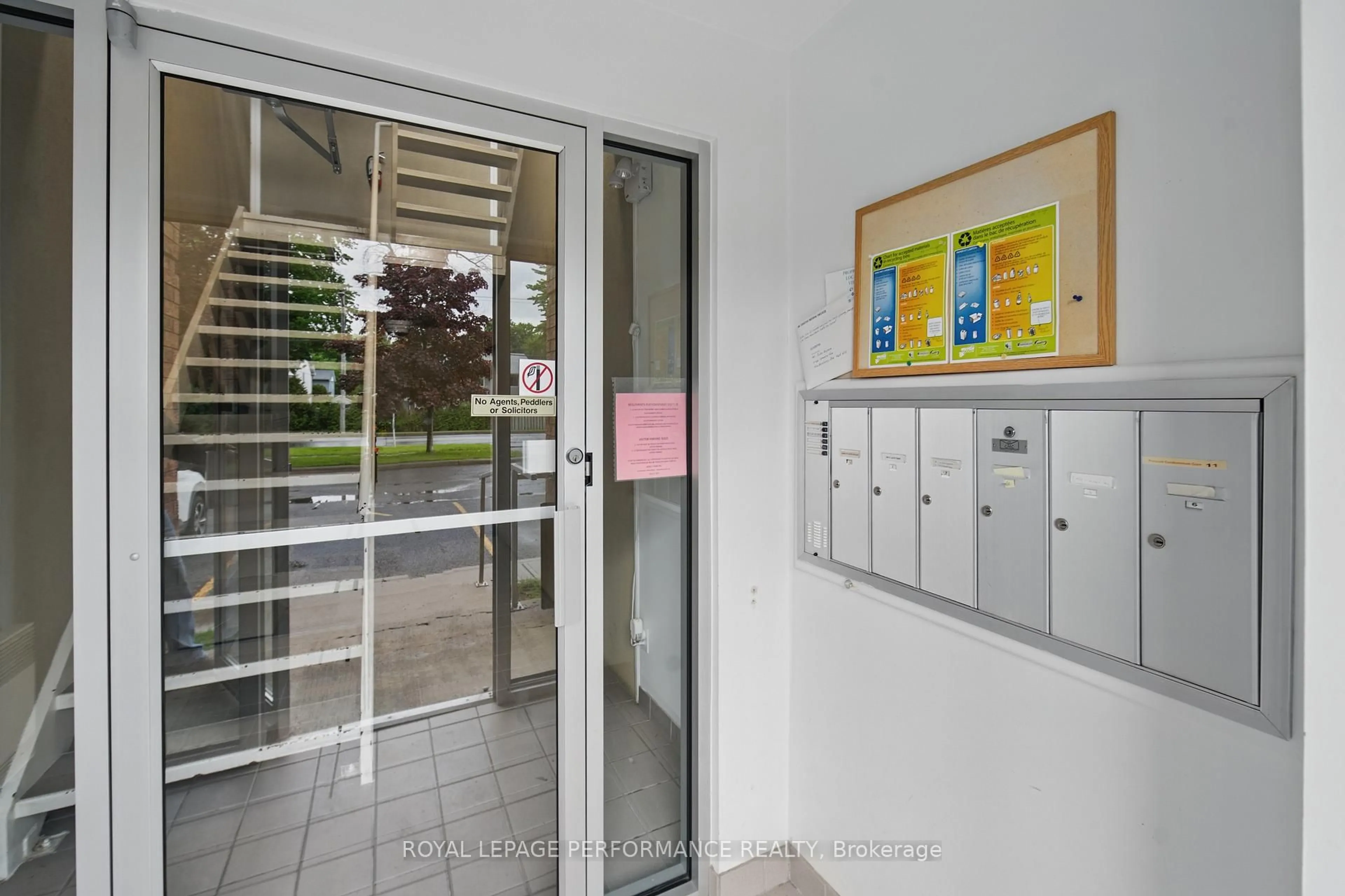 Indoor foyer for 661 Spence Ave #4, Hawkesbury Ontario K6A 3S2