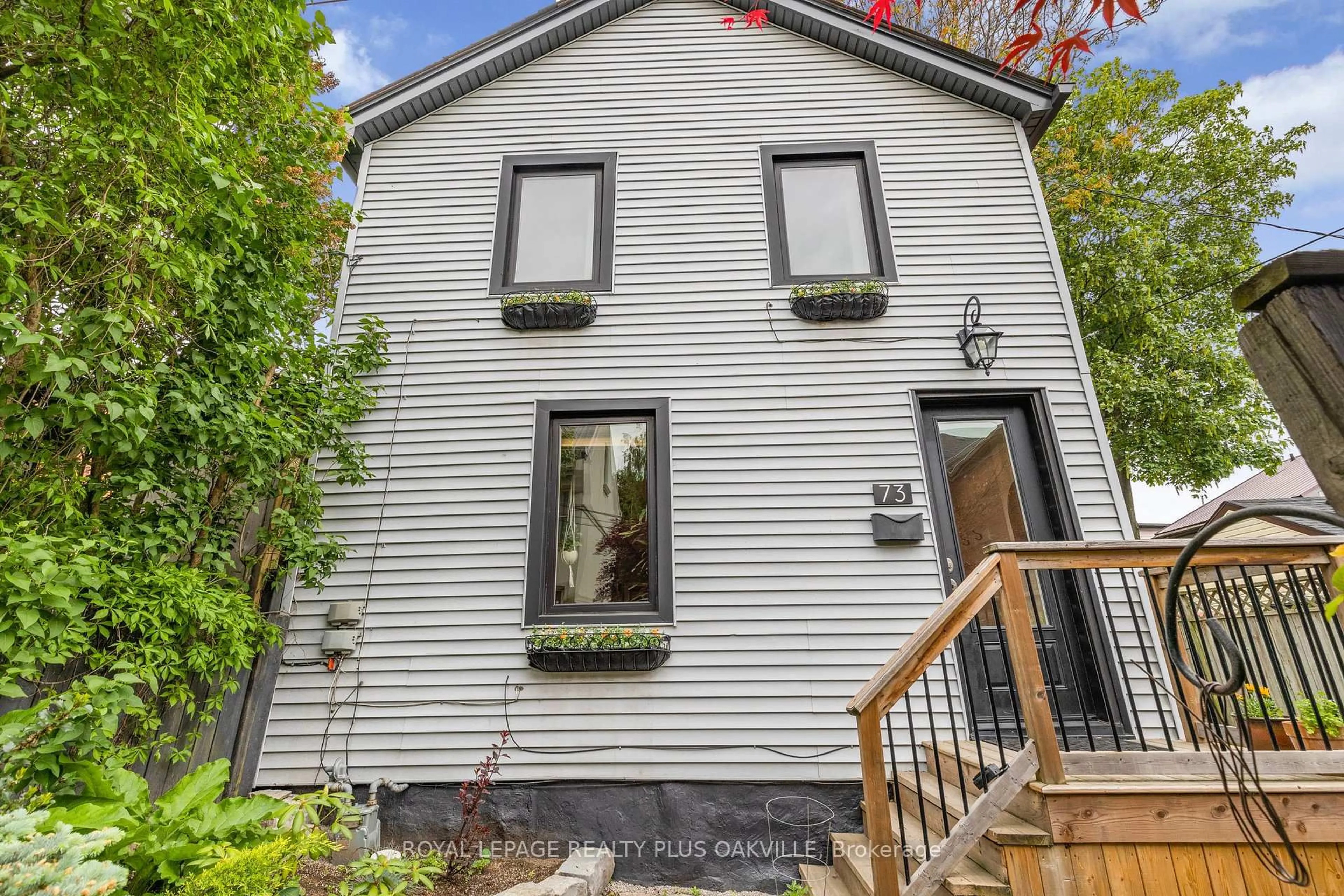 Home with vinyl exterior material, street for 73 Pearl St, Hamilton Ontario L8R 2Z1