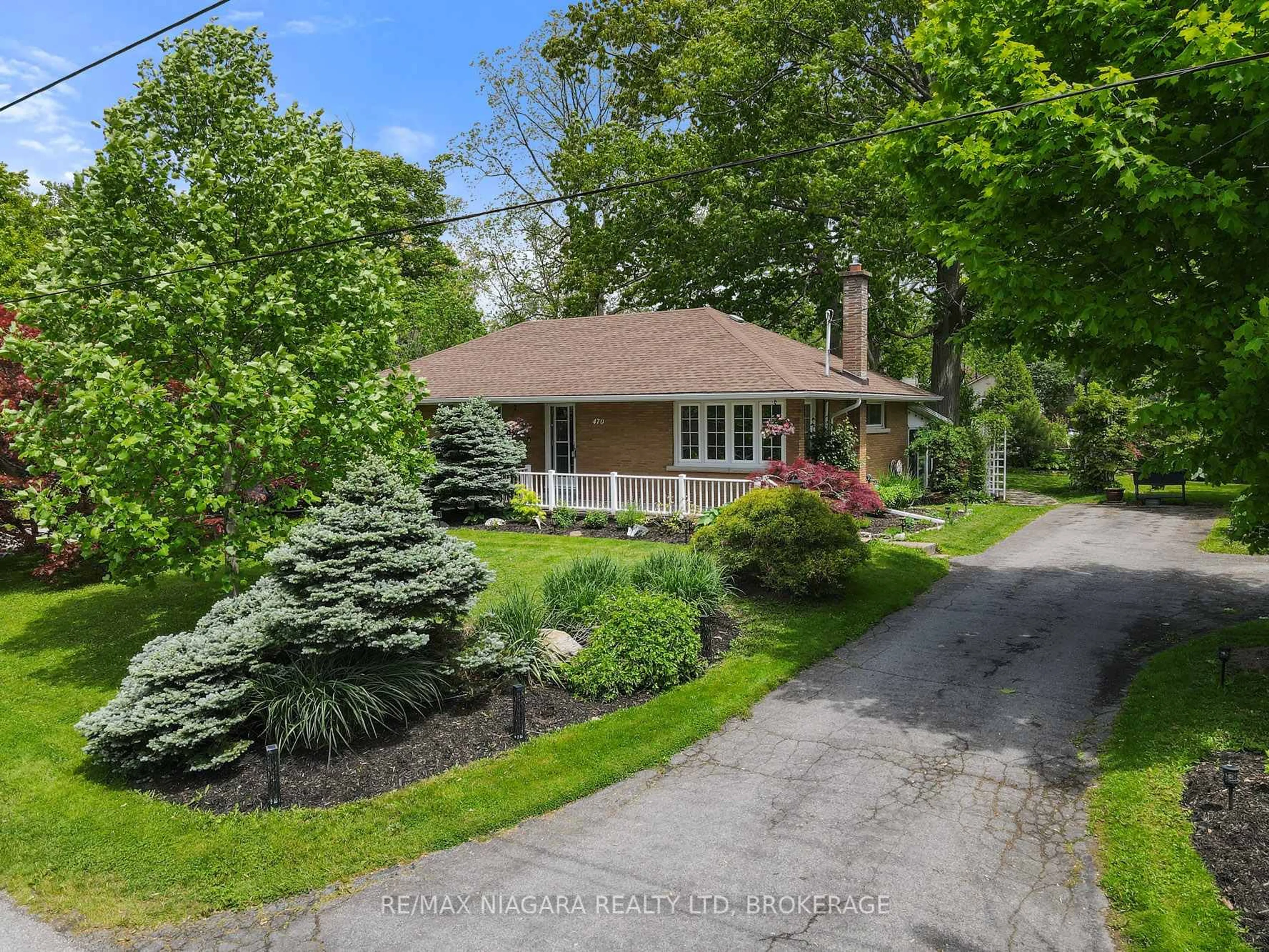 A pic from outside/outdoor area/front of a property/back of a property/a pic from drone, street for 470 Glenwood Dr, Fort Erie Ontario L0S 1N0
