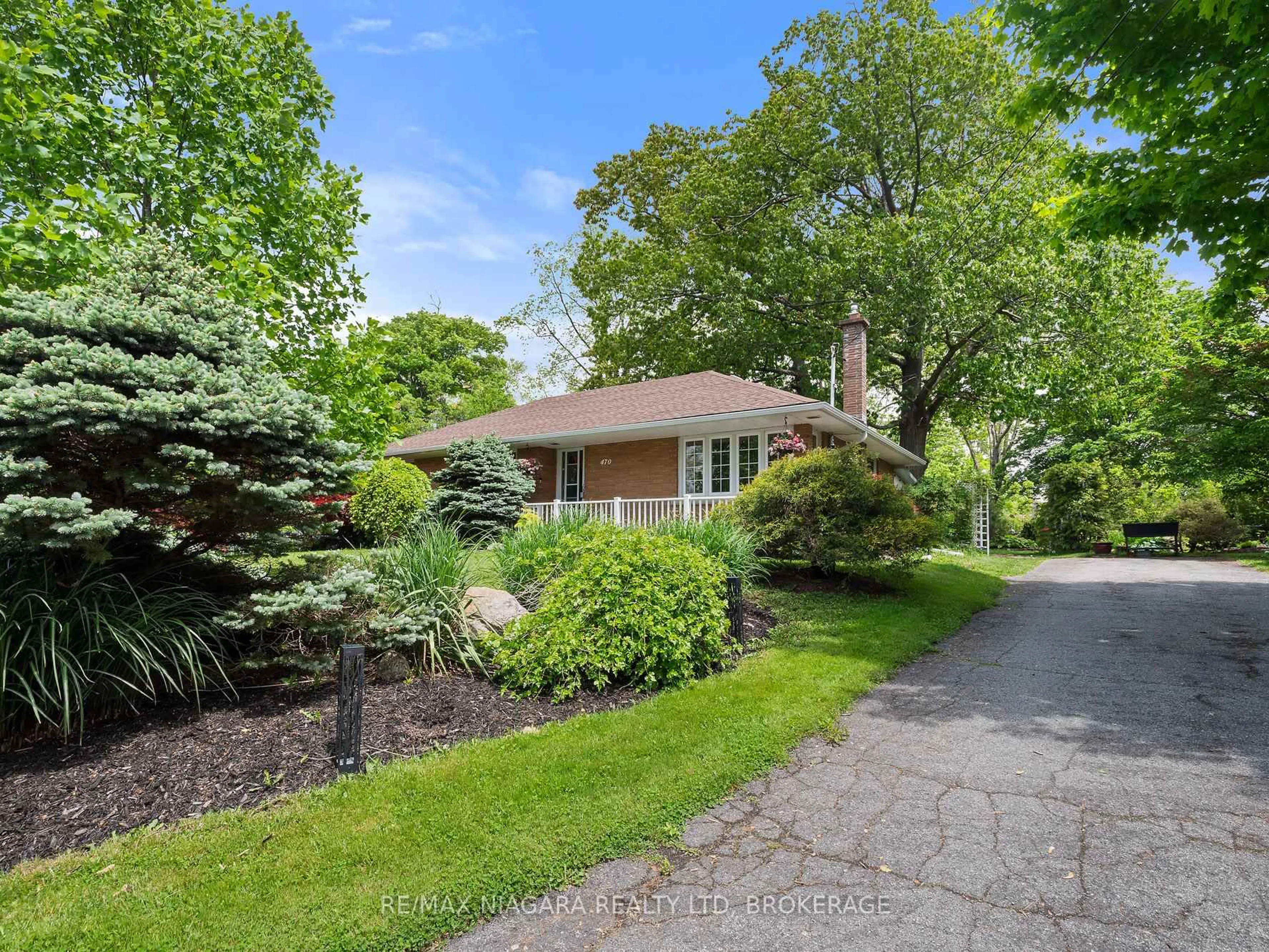A pic from outside/outdoor area/front of a property/back of a property/a pic from drone, street for 470 Glenwood Dr, Fort Erie Ontario L0S 1N0