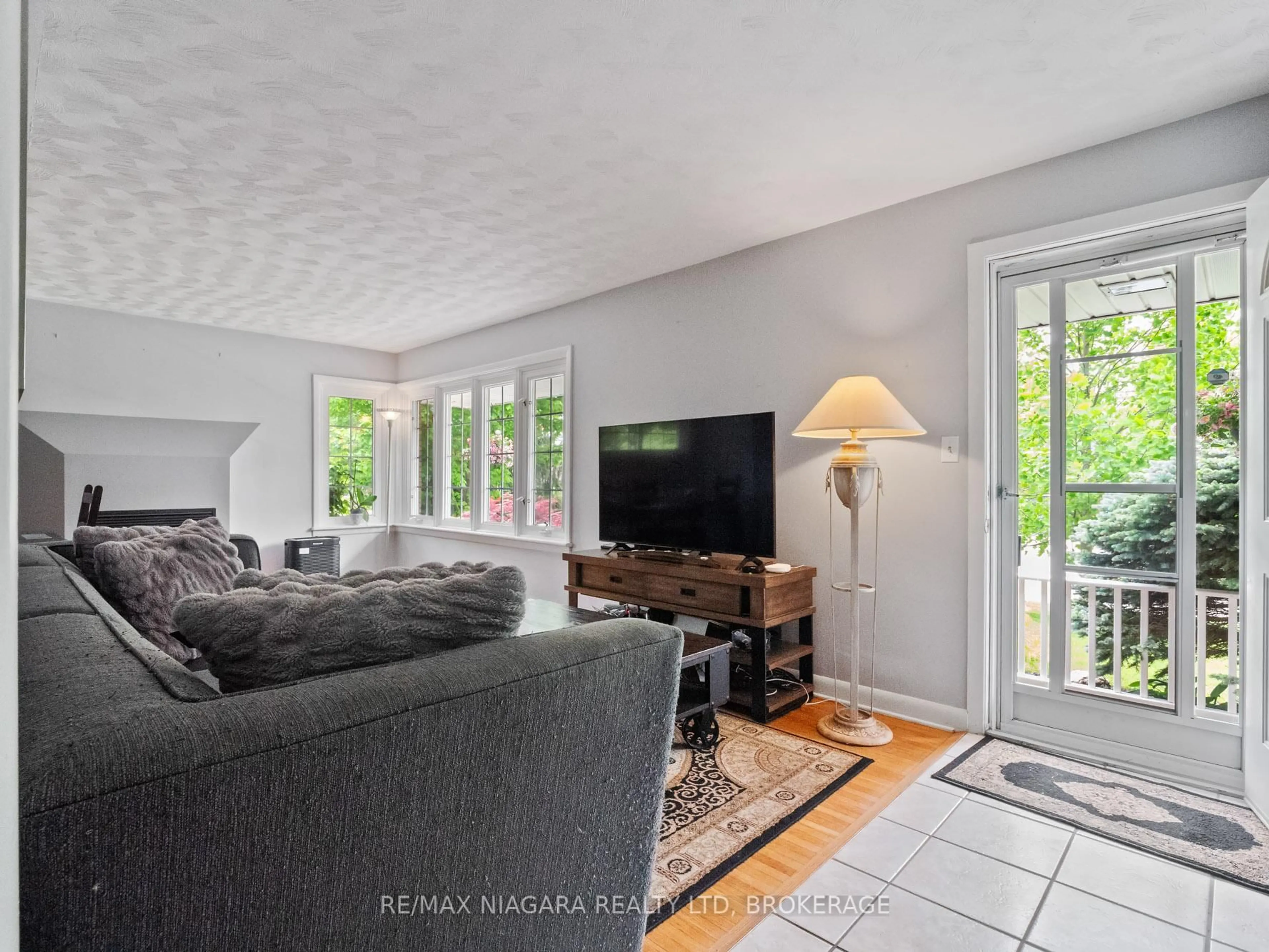 Living room with furniture, unknown for 470 Glenwood Dr, Fort Erie Ontario L0S 1N0
