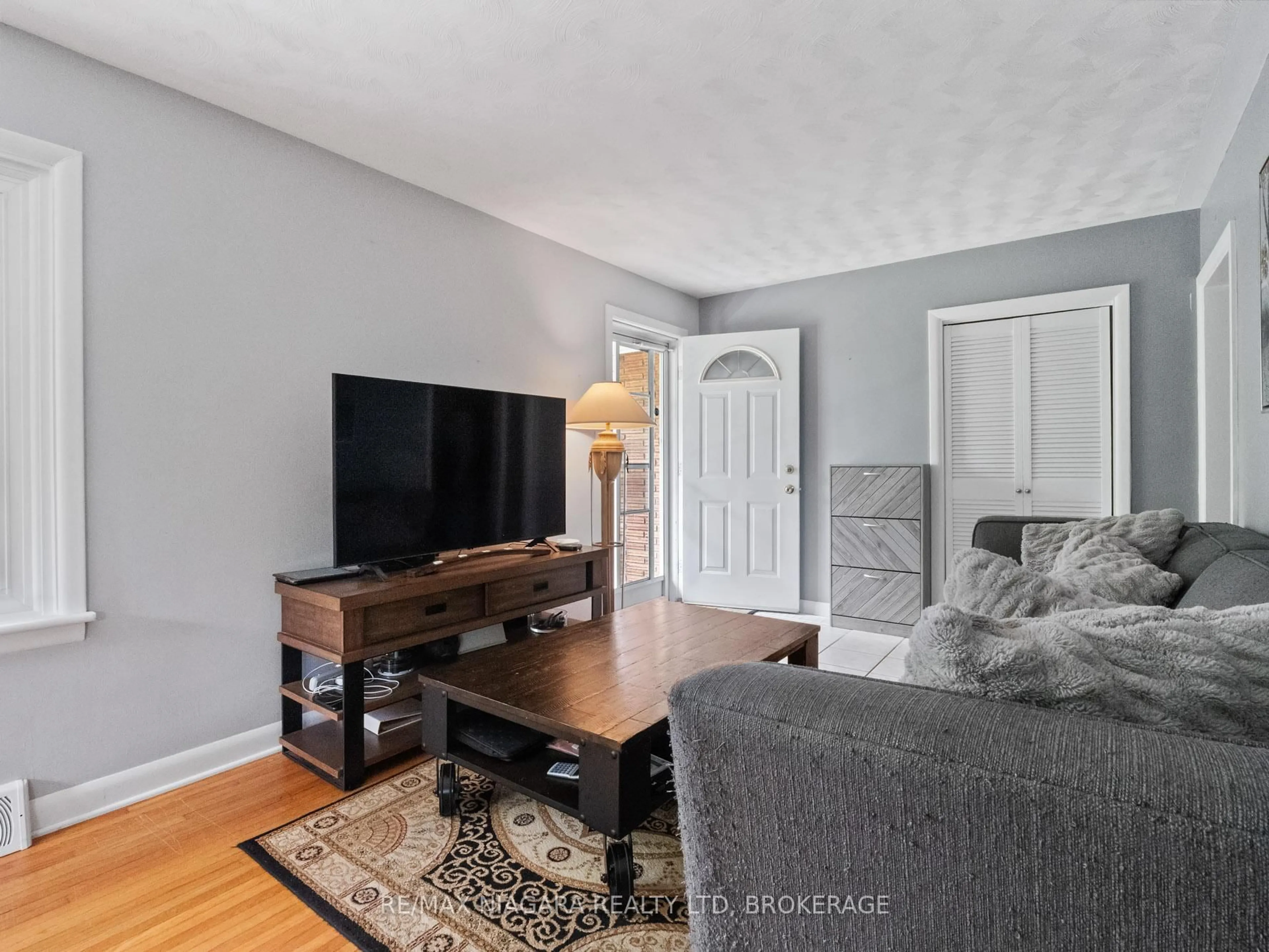 Living room with furniture, unknown for 470 Glenwood Dr, Fort Erie Ontario L0S 1N0