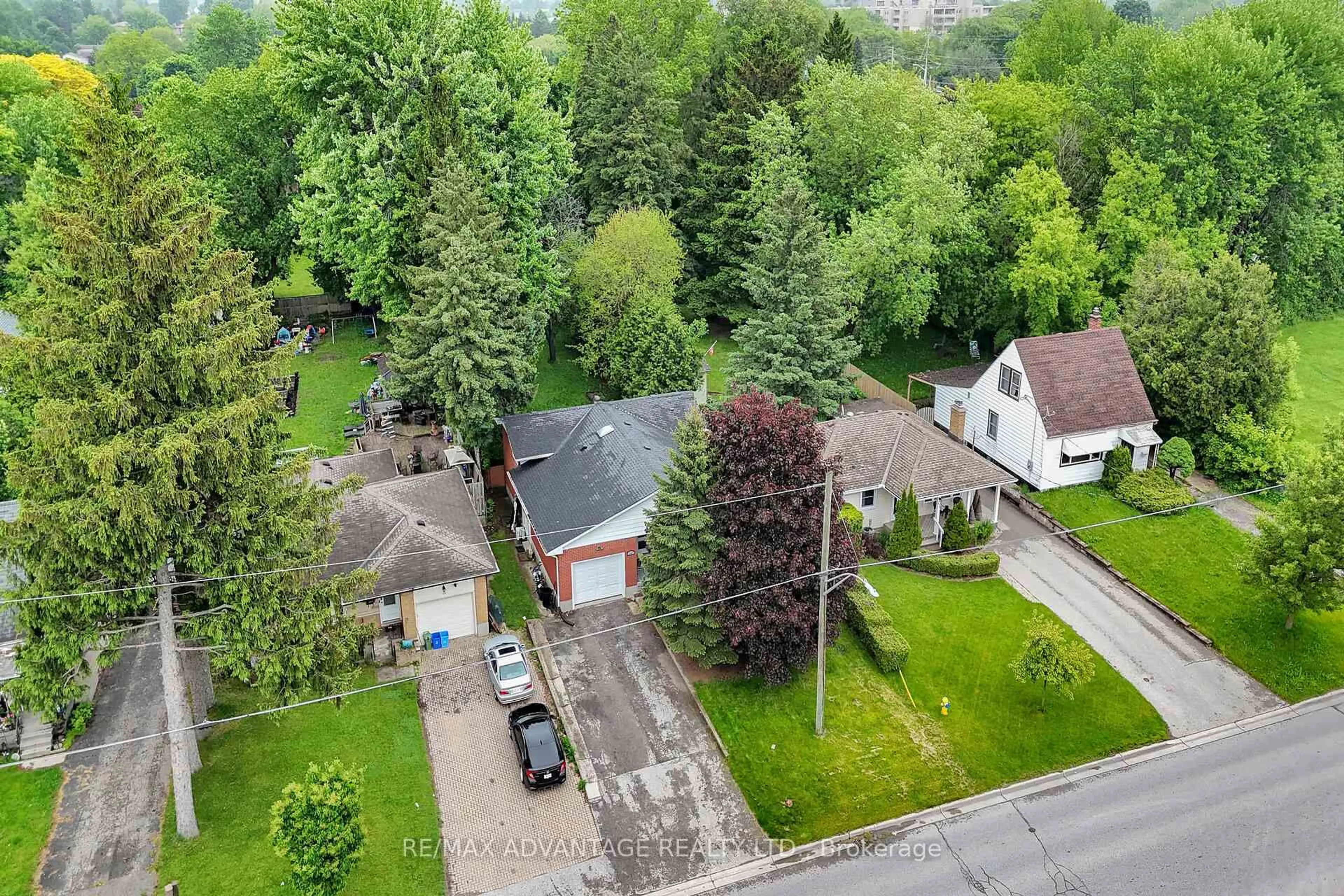A pic from outside/outdoor area/front of a property/back of a property/a pic from drone, street for 300 Briarhill Ave, London East Ontario N5Y 1N8