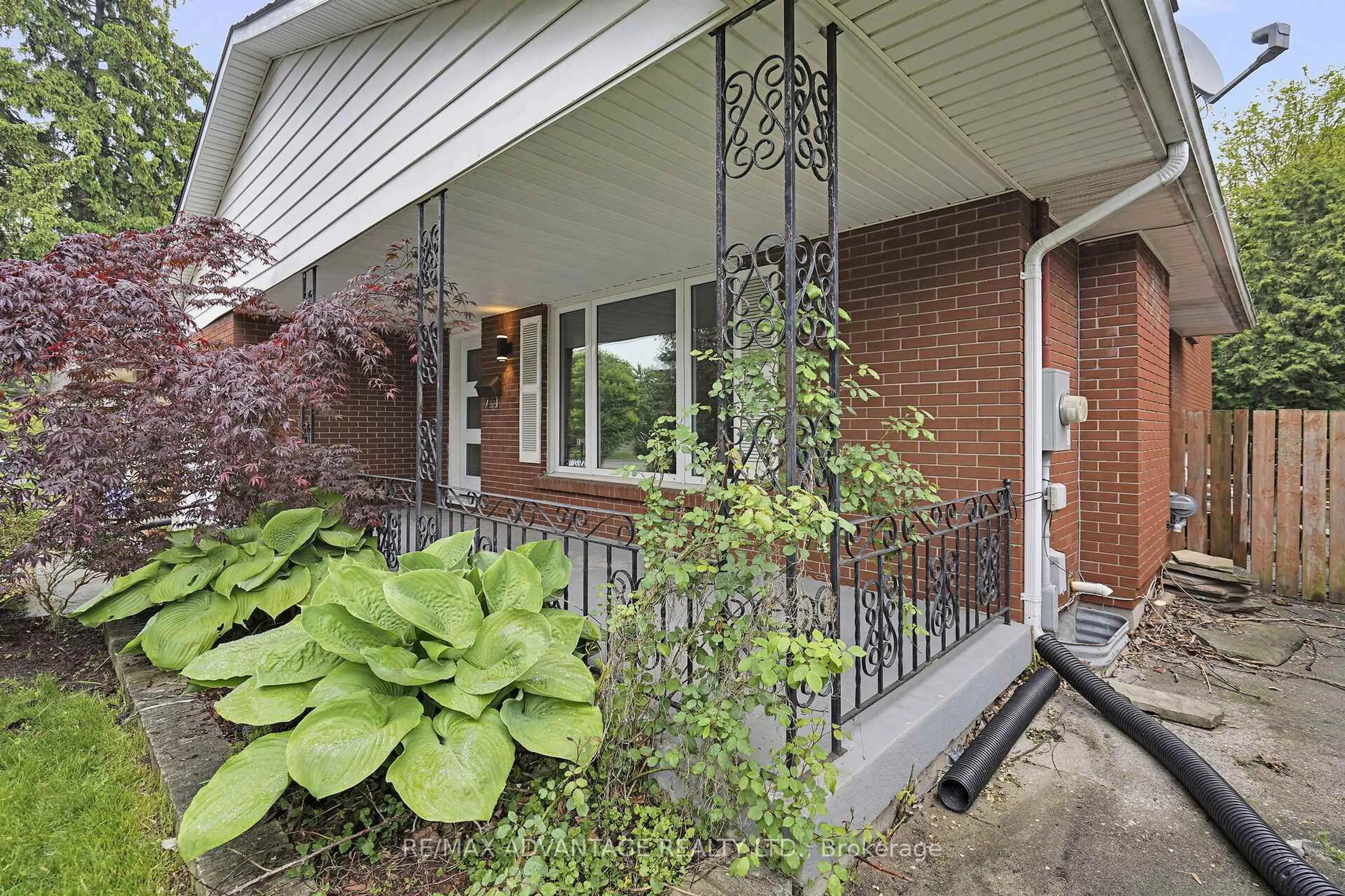 Unknown for 300 Briarhill Ave, London East Ontario N5Y 1N8