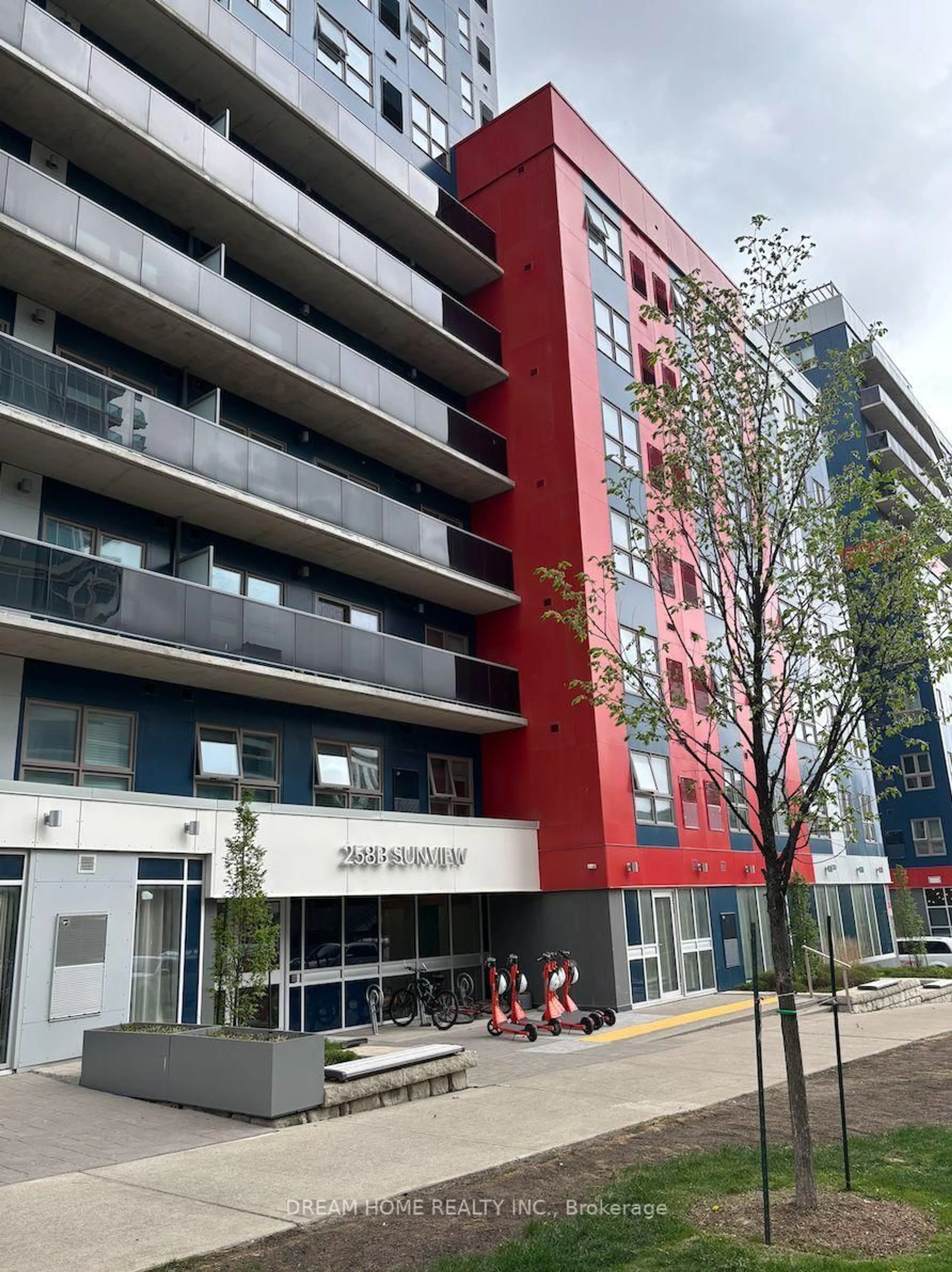A pic from outside/outdoor area/front of a property/back of a property/a pic from drone, building for 258B Sunview St #2168, Waterloo Ontario N2L 3V9