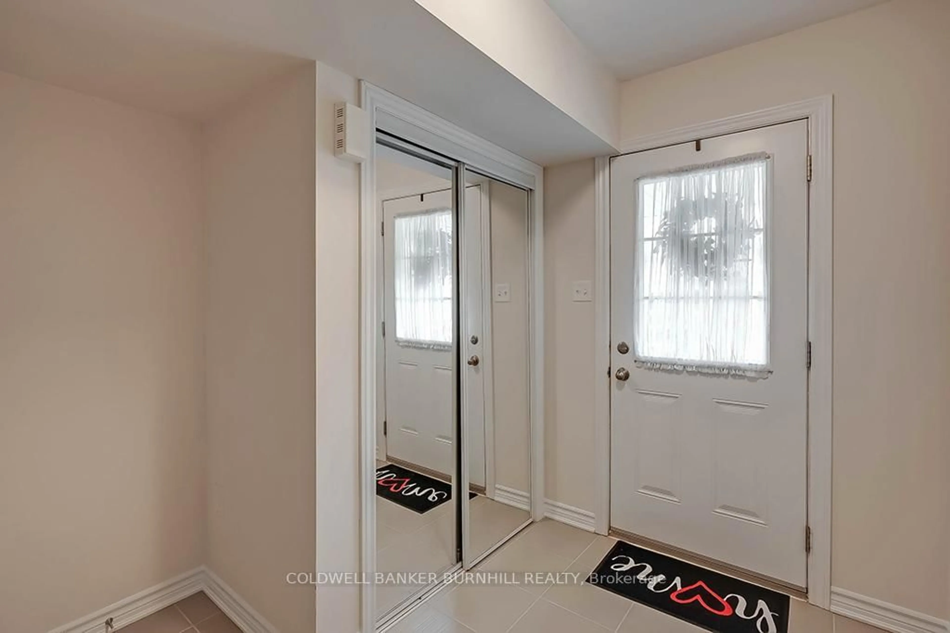 Indoor entryway for 8 Hiscott Dr, Hamilton Ontario L8B 0A2
